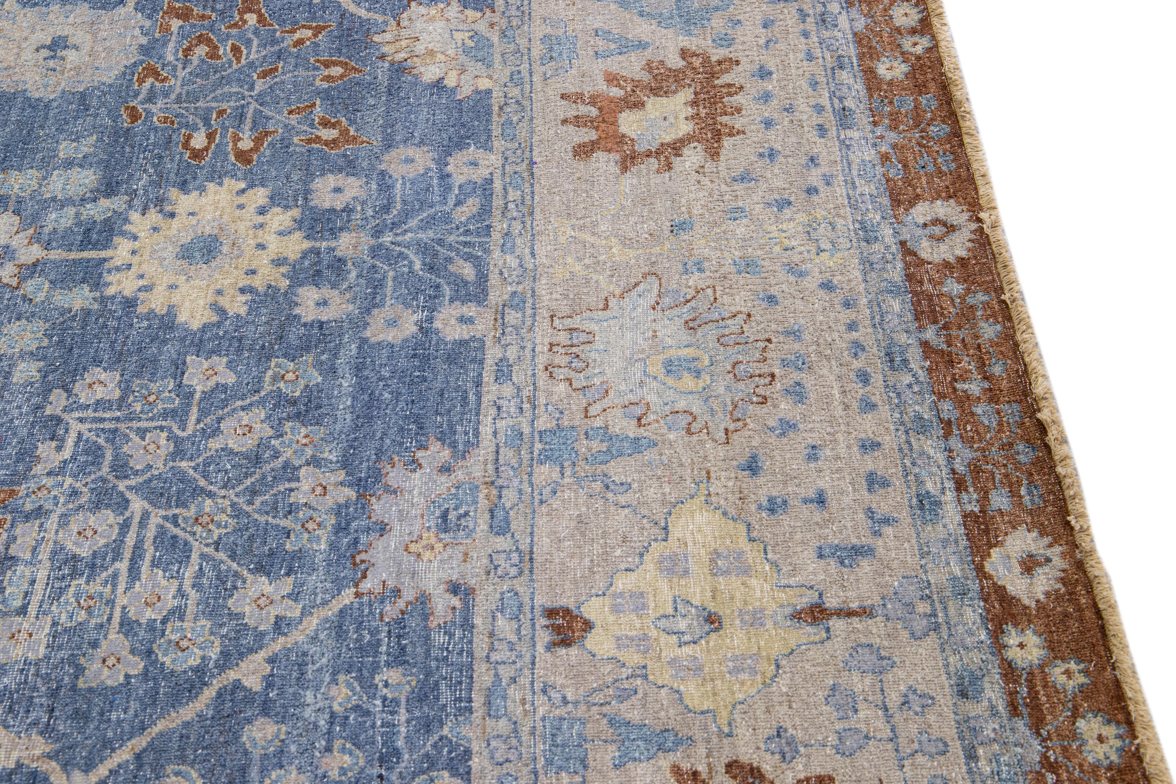 Apadana's Artisan Kollektion Handgefertigter Allover-Wollteppich in Blau (Wolle) im Angebot