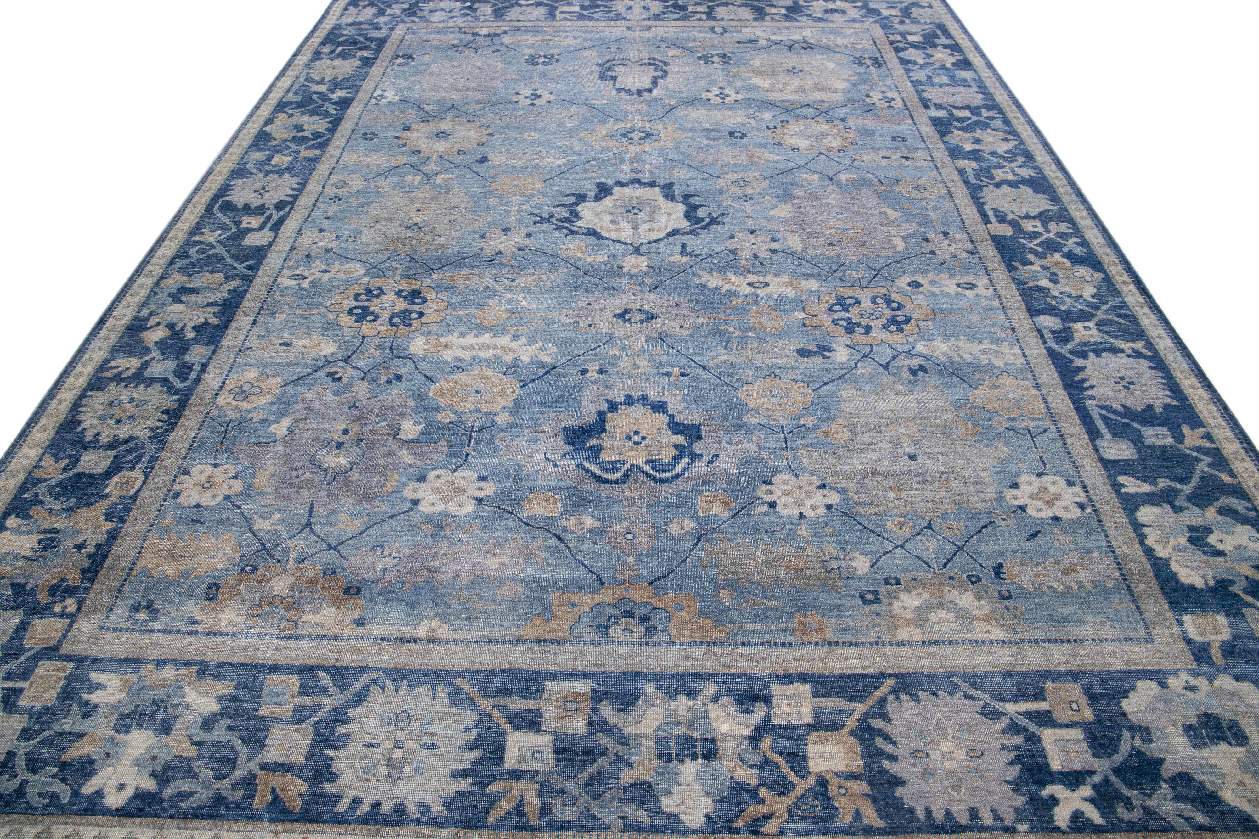 Apadana's Artisan Collection Handgefertigter, geblümter Wollteppich in Blau (Moderne) im Angebot