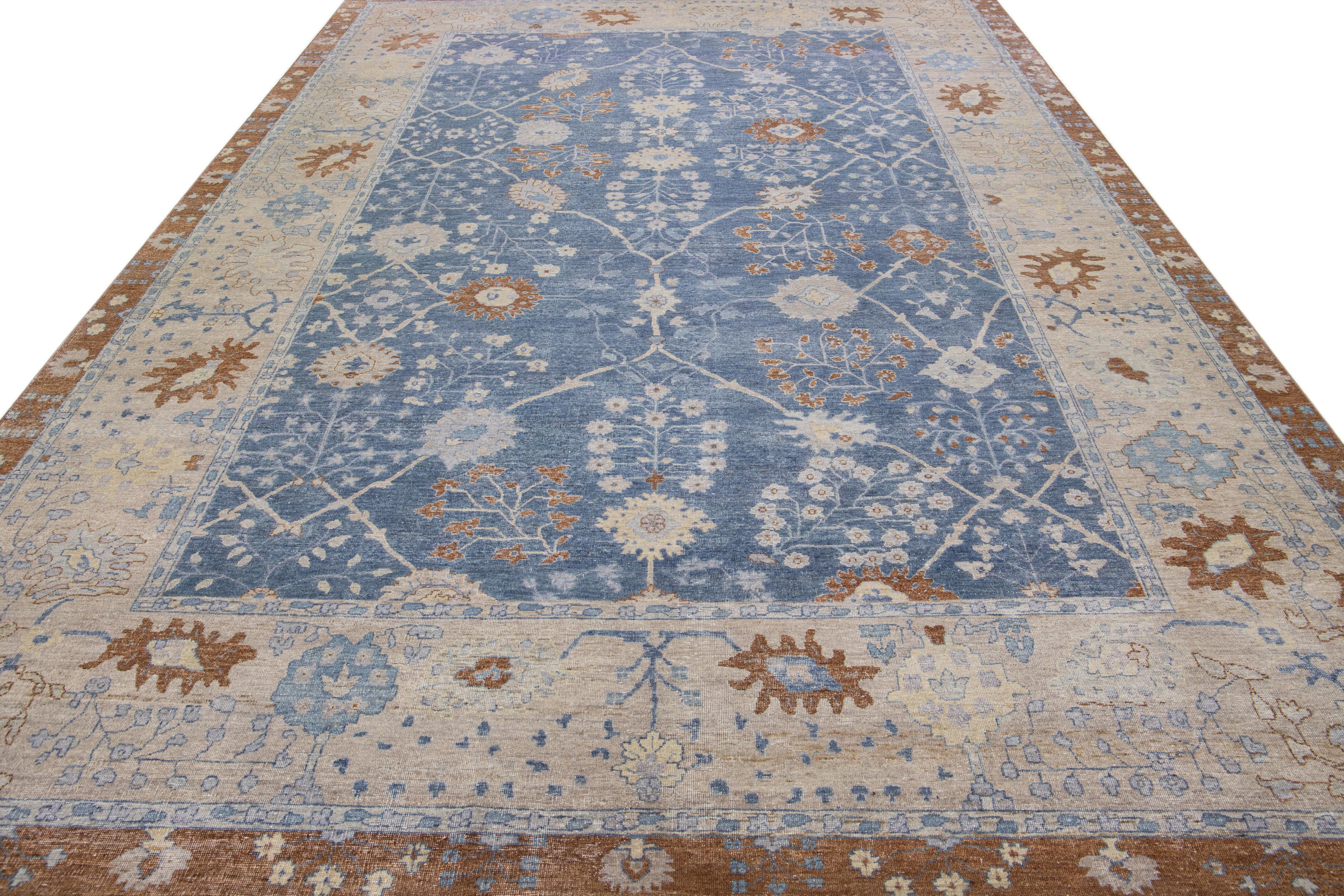 Apadana's Artisan Collection Handgefertigter Teppich aus geblümter Wolle in Blau (Moderne) im Angebot