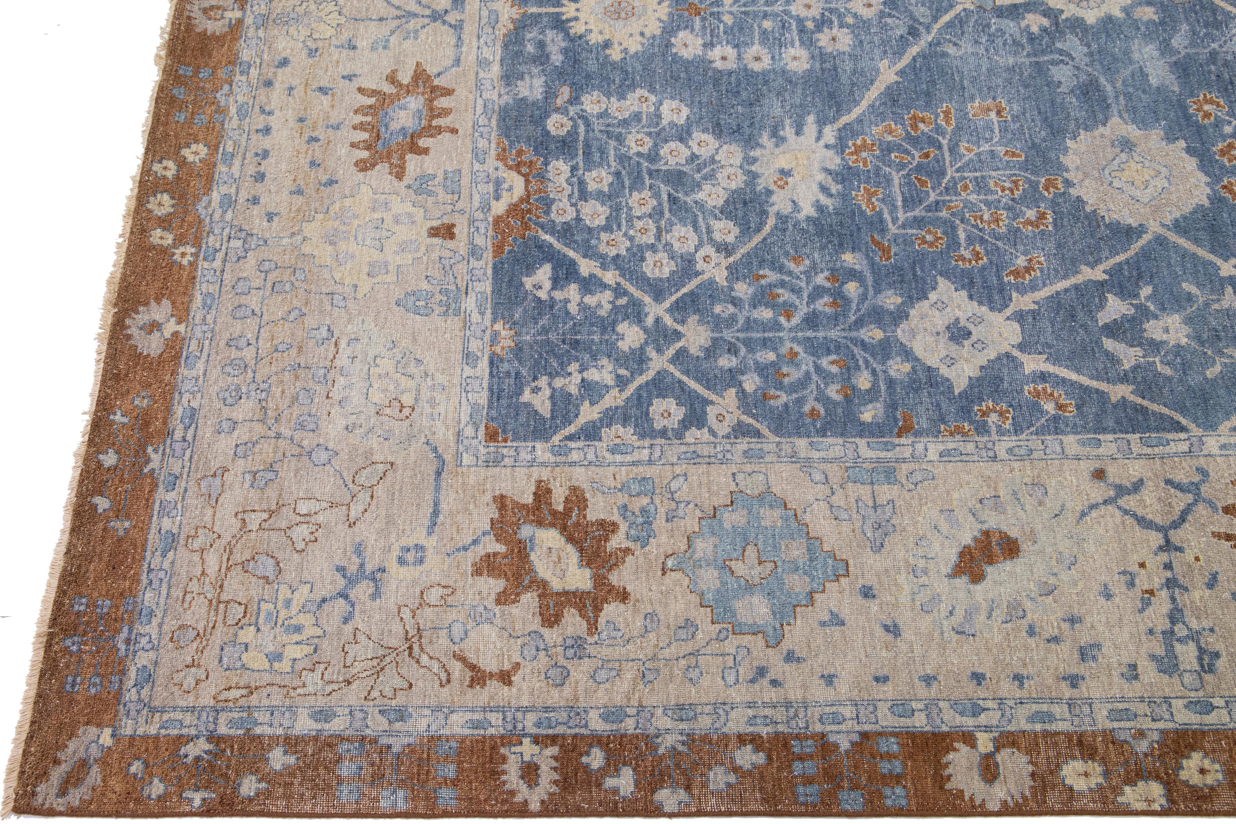 Apadana's Artisan Collection Handgefertigter Teppich aus geblümter Wolle in Blau (Indisch) im Angebot