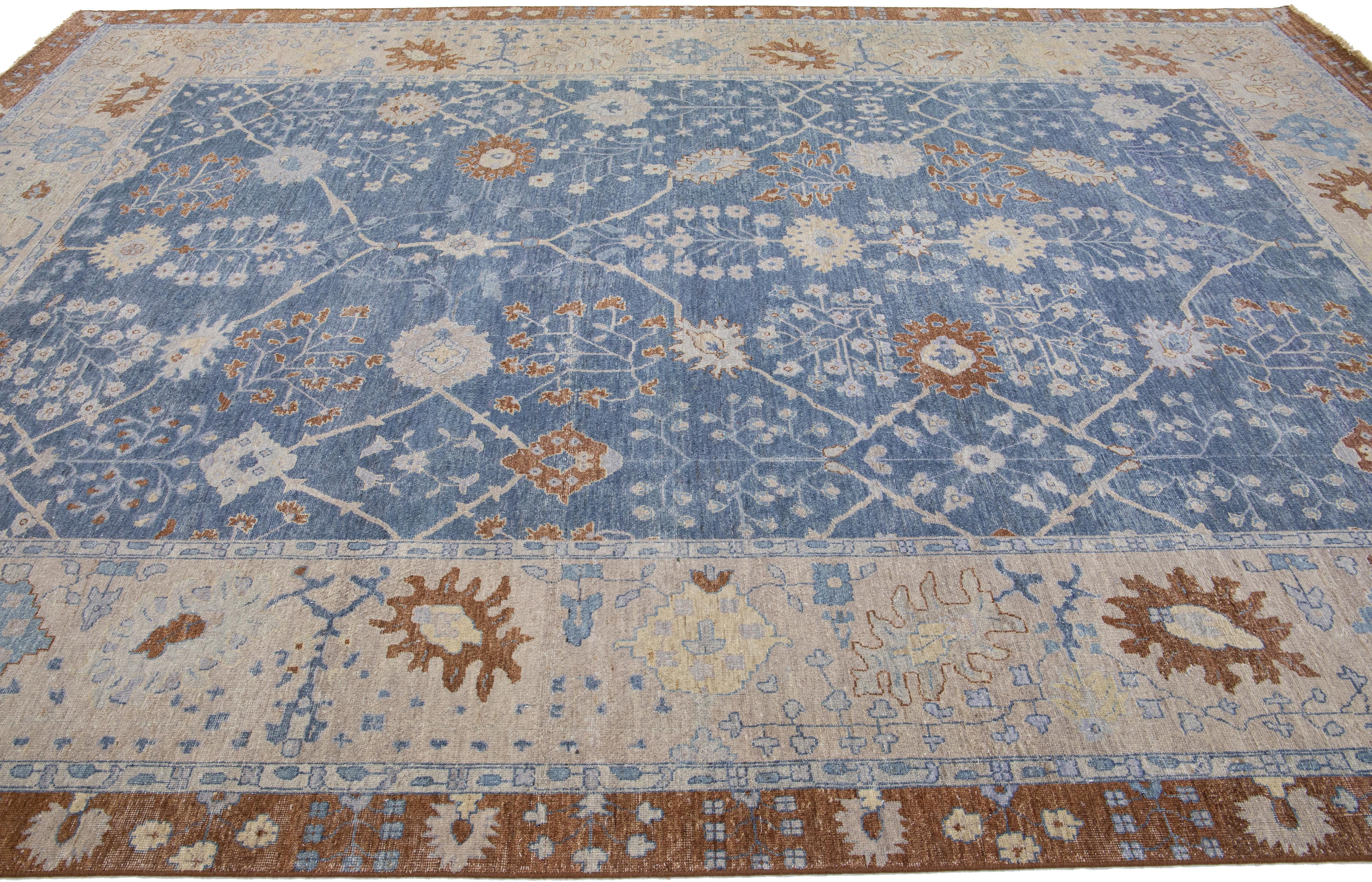 Apadana's Artisan Collection Handgefertigter Teppich aus geblümter Wolle in Blau (Handgeknüpft) im Angebot