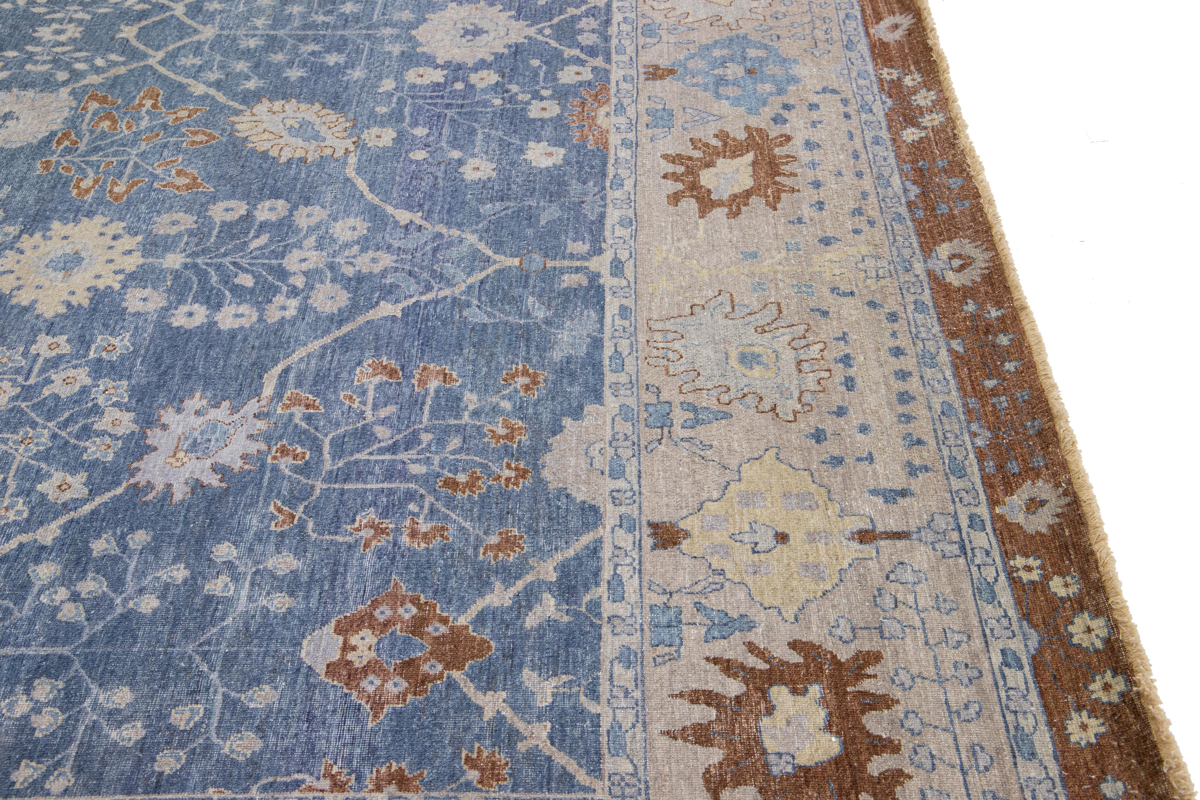 Apadana's Artisan Collection Handgefertigter Teppich aus geblümter Wolle in Blau im Angebot 1