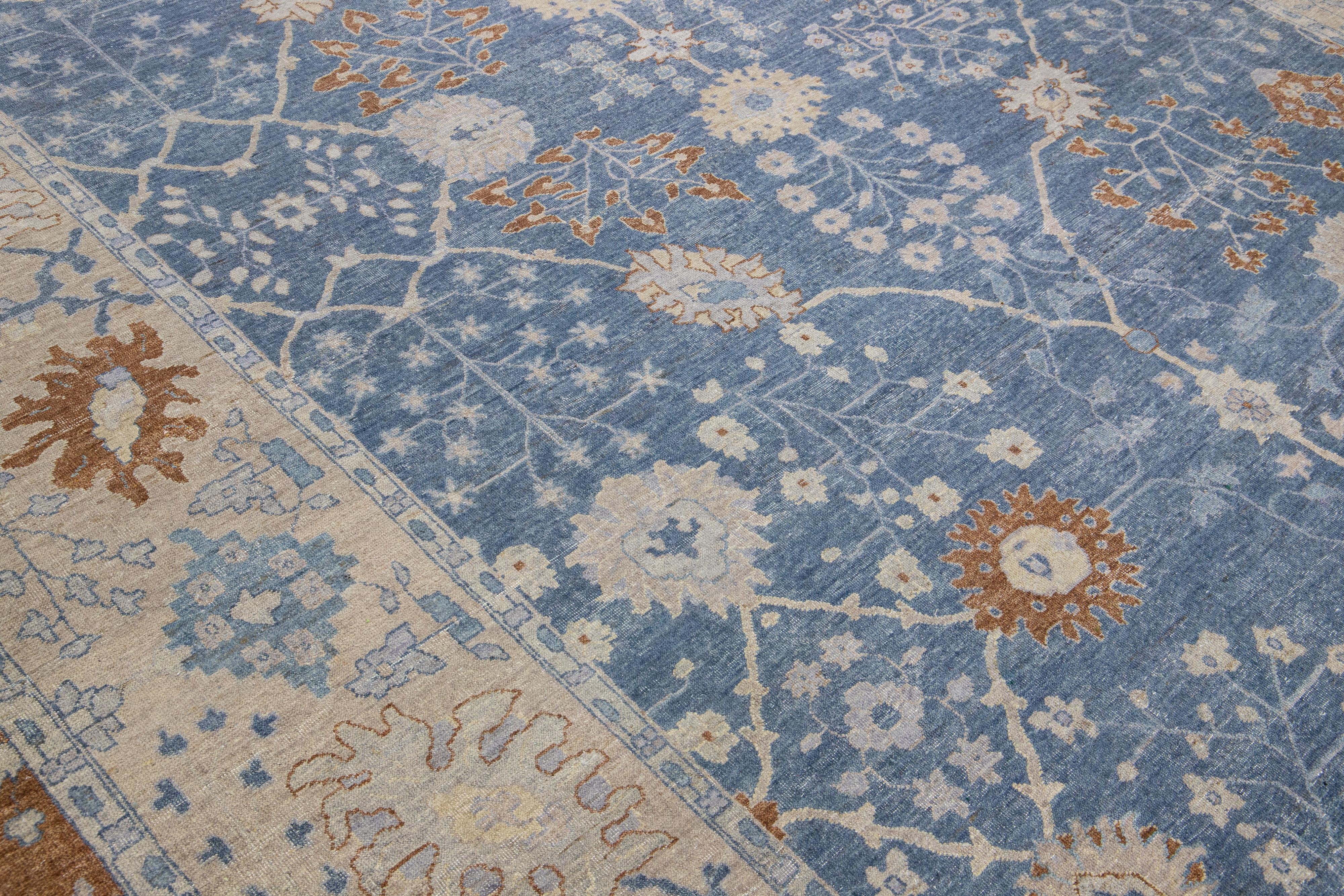 Apadana's Artisan Collection Handgefertigter Teppich aus geblümter Wolle in Blau im Angebot 2