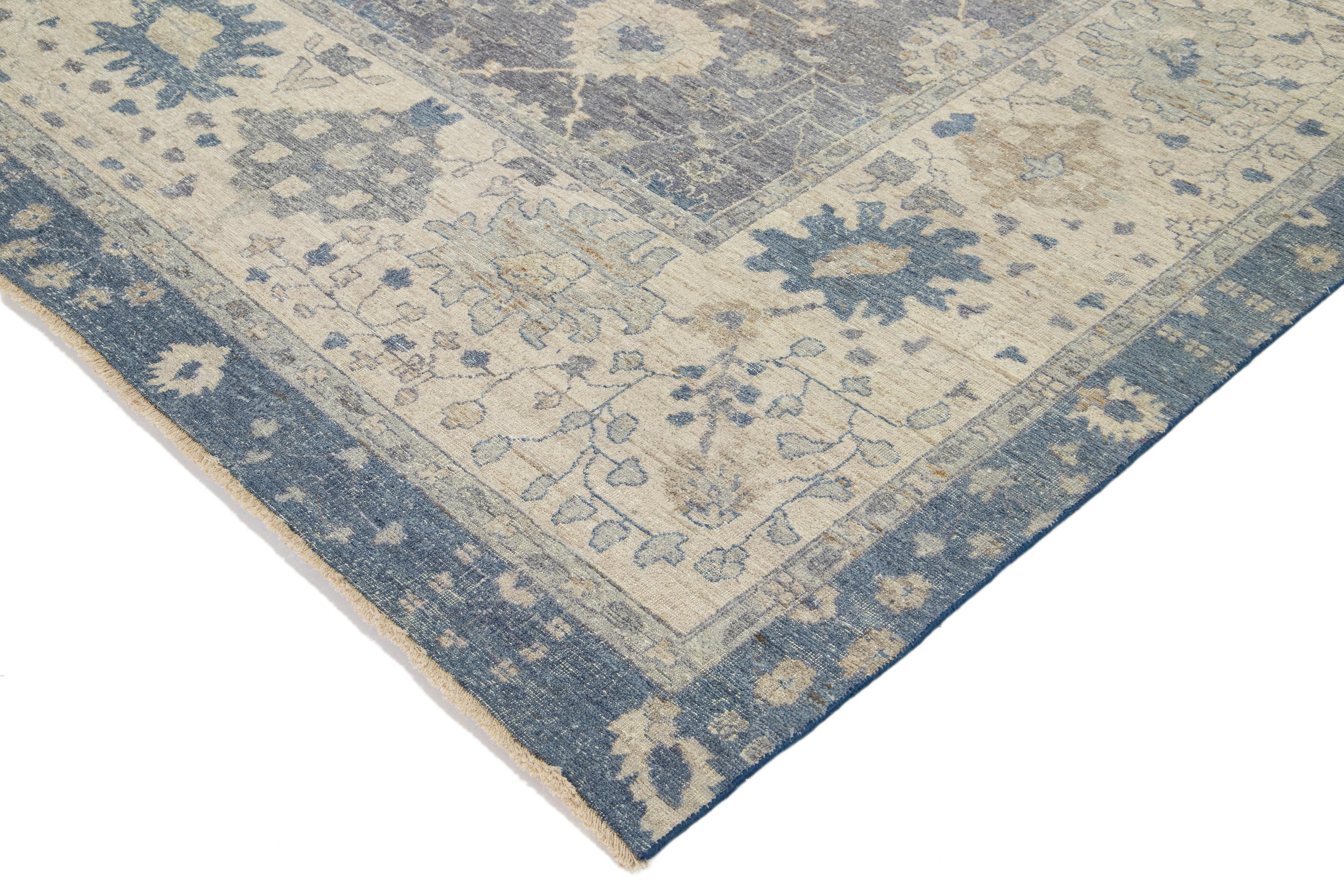 Blauer Apadana's Moderner handgefertigter indischer Wollteppich im Mahal-Stil im Angebot 4