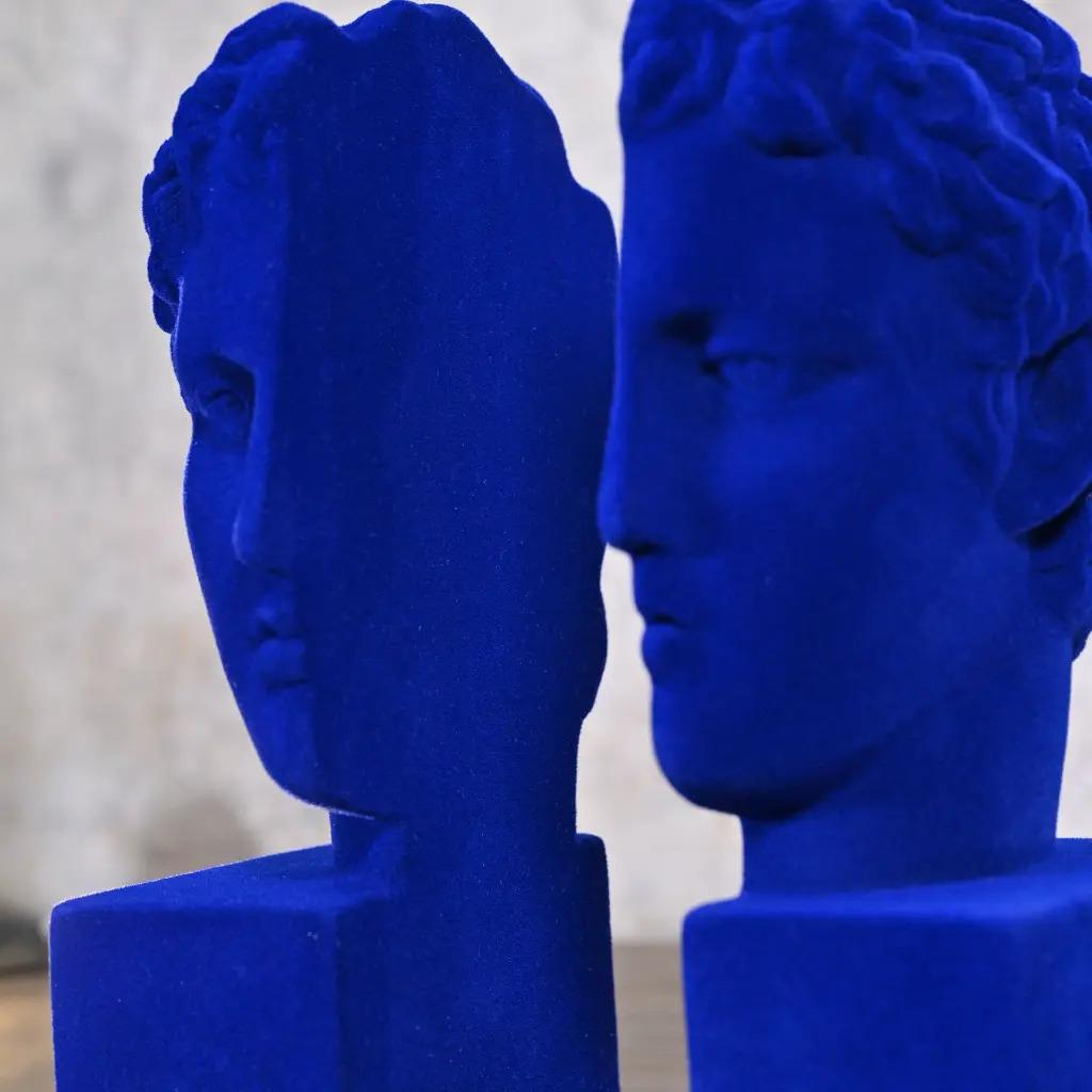 Blaue Apollo-Buchstützen aus Samt, eine Neuinterpretation der klassischen Skulptur (Französisch) im Angebot