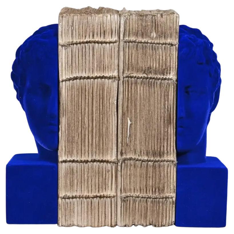 Blaue Apollo-Buchstützen aus Samt, eine Neuinterpretation der klassischen Skulptur im Angebot