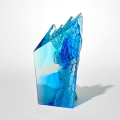 Blue, Aqua & Green Cliff, eine Skulptur aus strukturiertem Gussglas von Crispian Heath