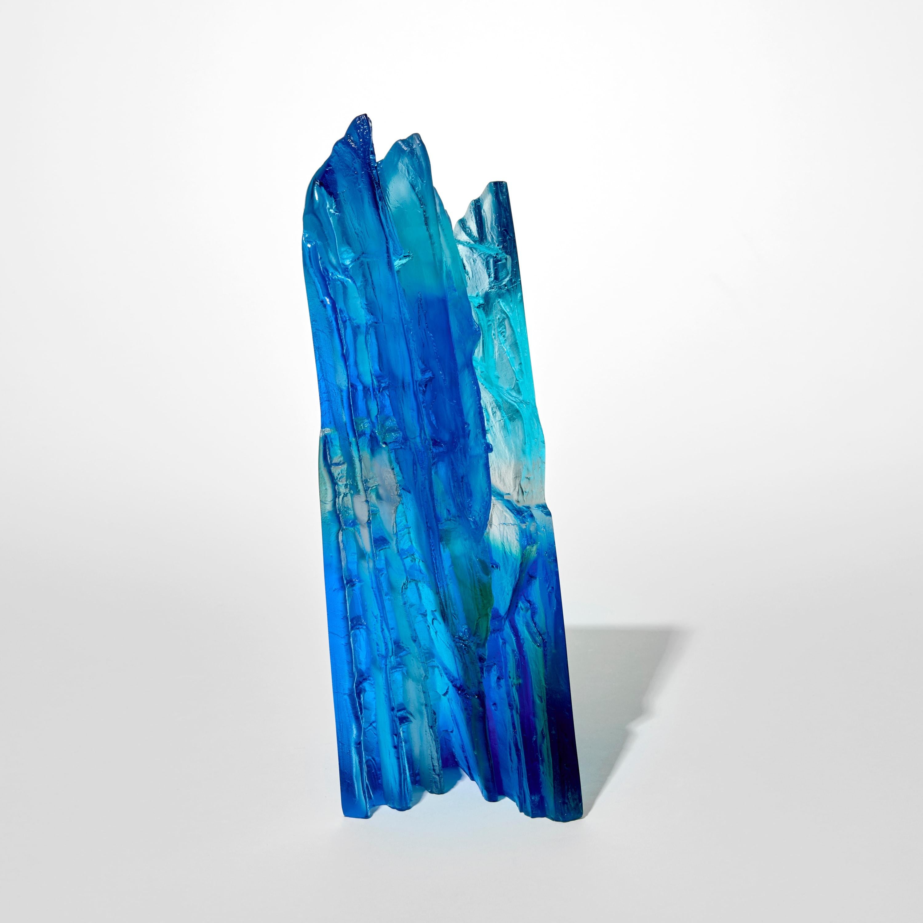 Organico moderno Blue, Aqua & Greene Cliff, una scultura in vetro fuso di Crispian Heath in vendita
