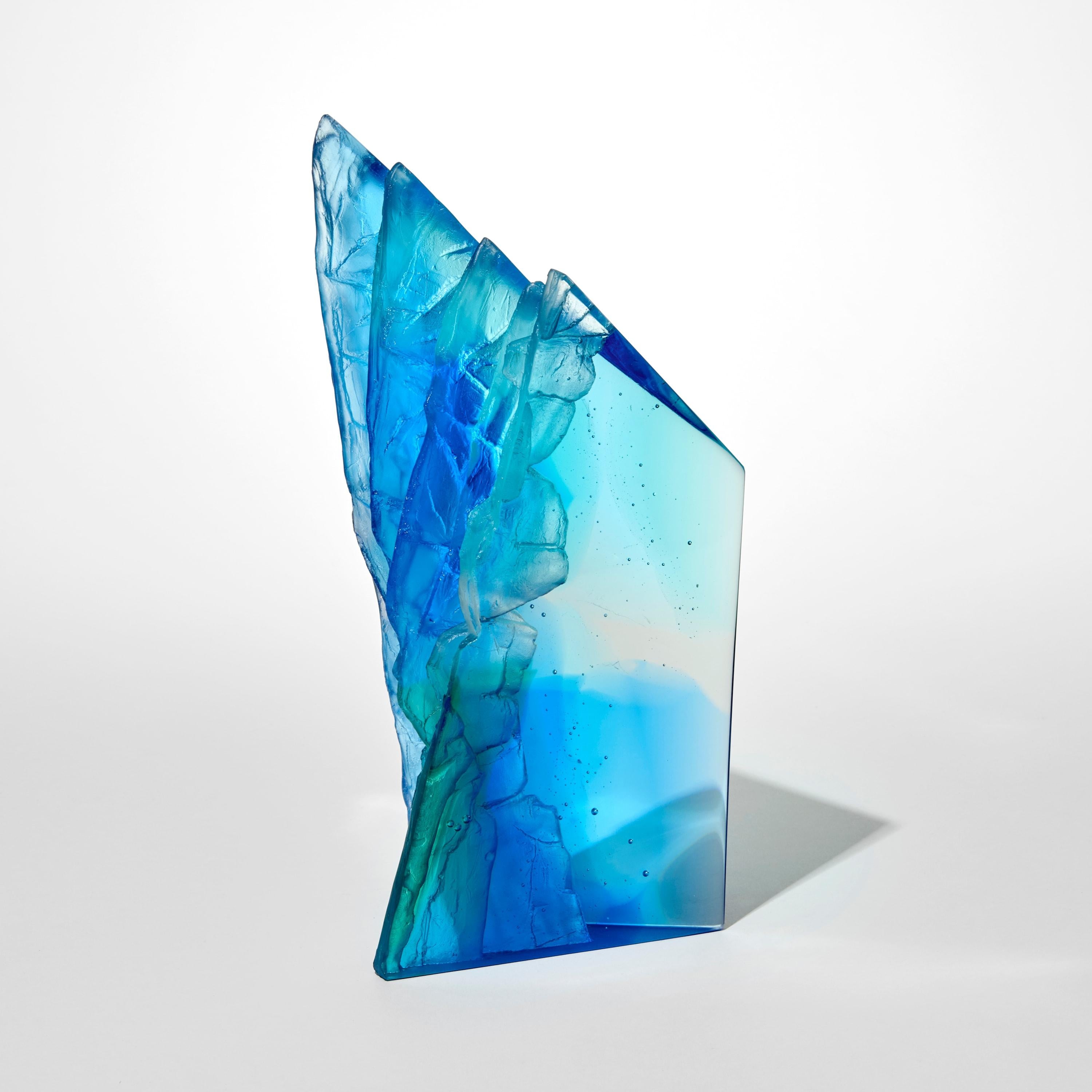Britannico Blue, Aqua & Greene Cliff, una scultura in vetro fuso di Crispian Heath in vendita