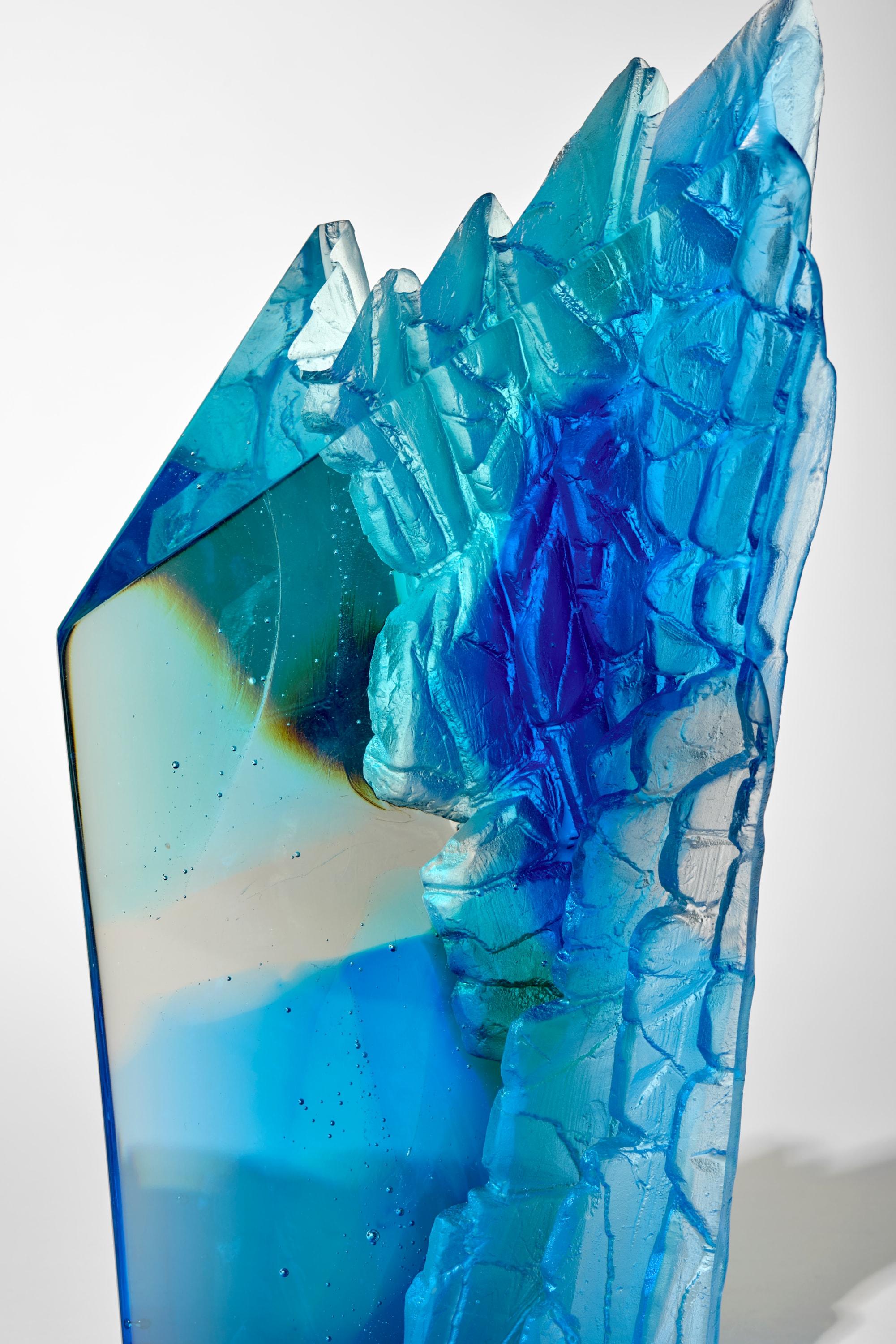 Blue, Aqua & Greene Cliff, una scultura in vetro fuso di Crispian Heath In condizioni Nuovo in vendita a London, GB