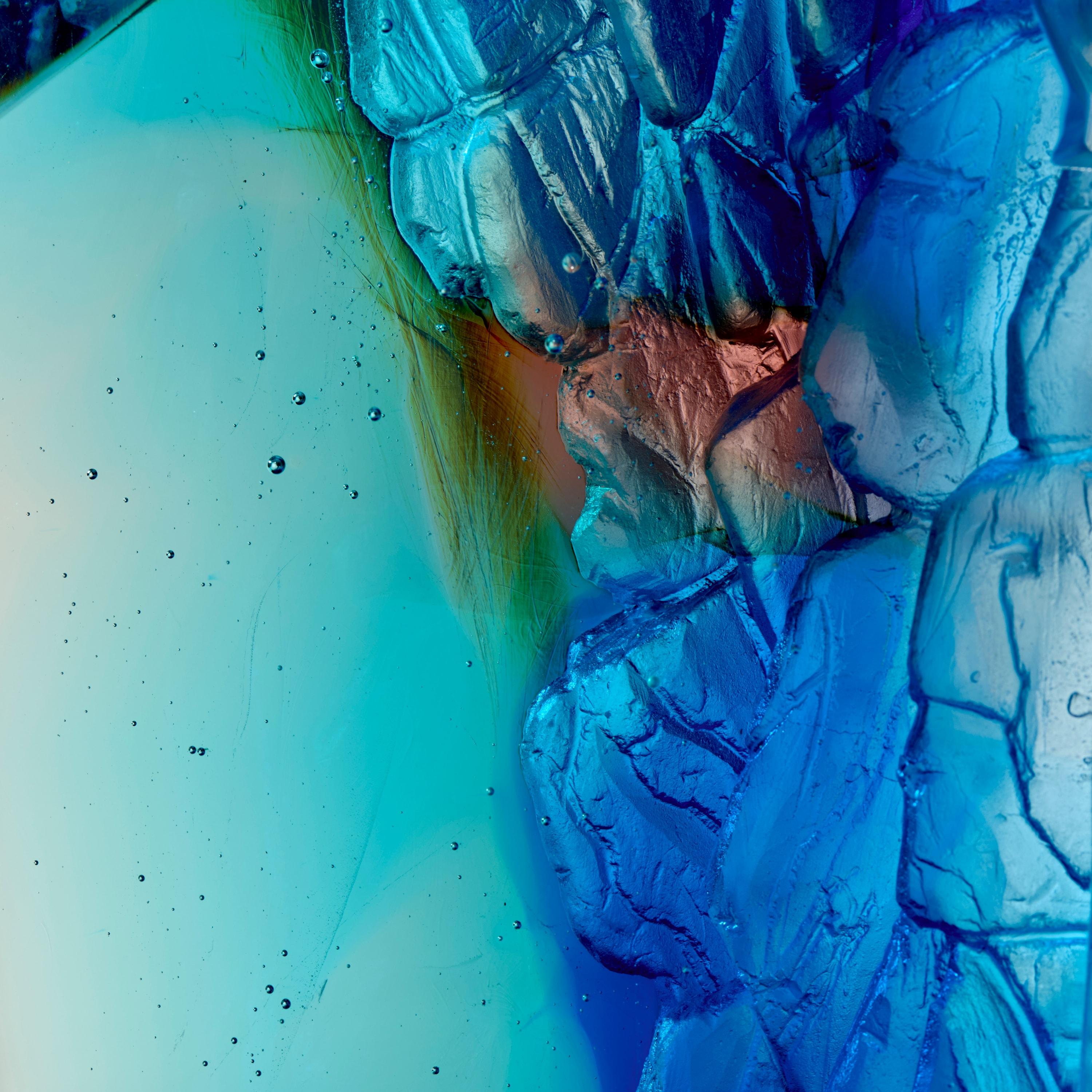 Calco Blue, Aqua & Pink Cliff, una scultura in vetro fuso di Crispian Heath in vendita