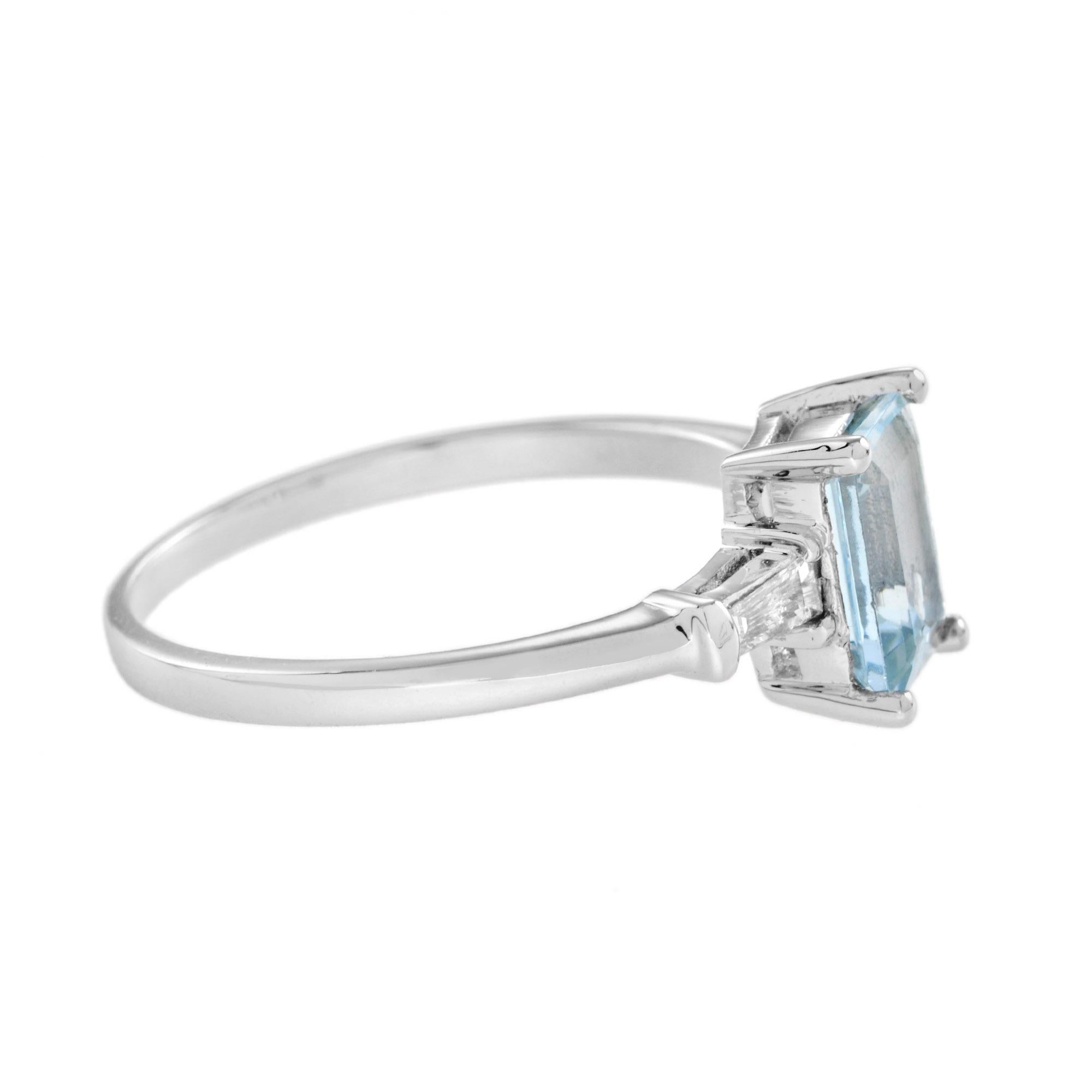 Art Déco Anello di fidanzamento con acquamarina blu e diamante baguette solitario in oro bianco 14K in vendita
