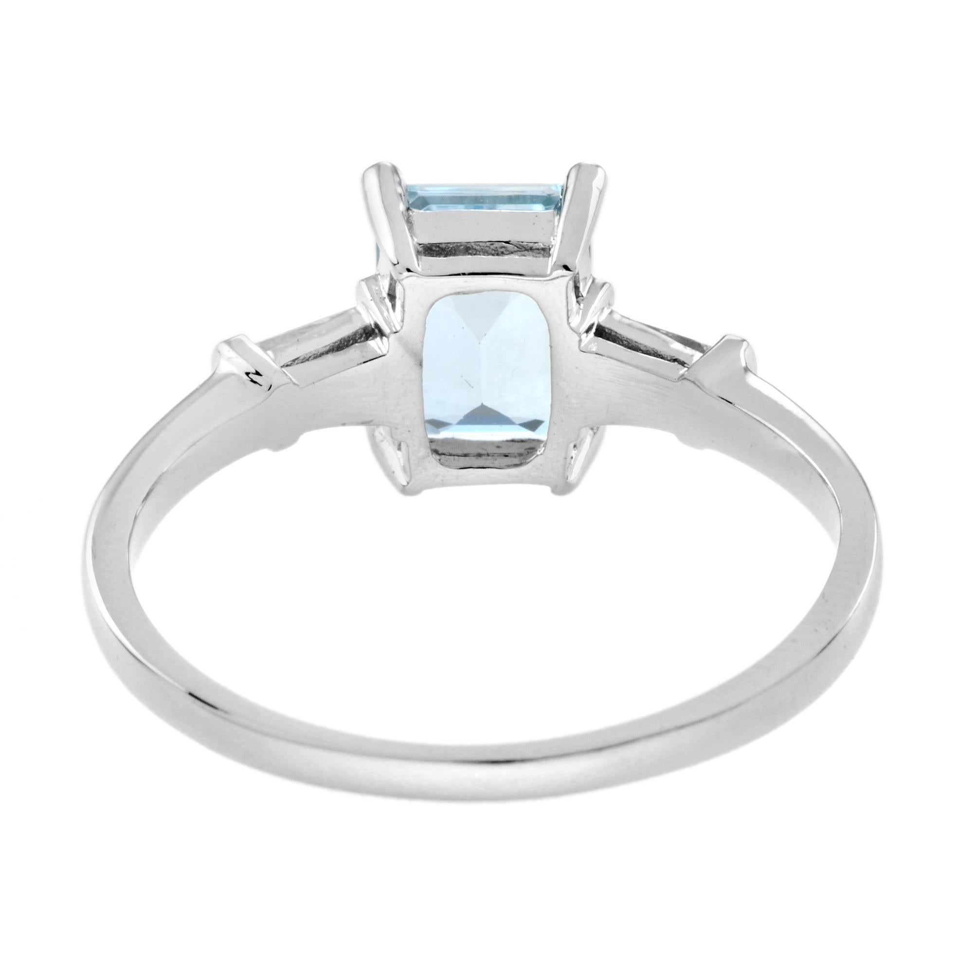Taglio smeraldo Anello di fidanzamento con acquamarina blu e diamante baguette solitario in oro bianco 14K in vendita