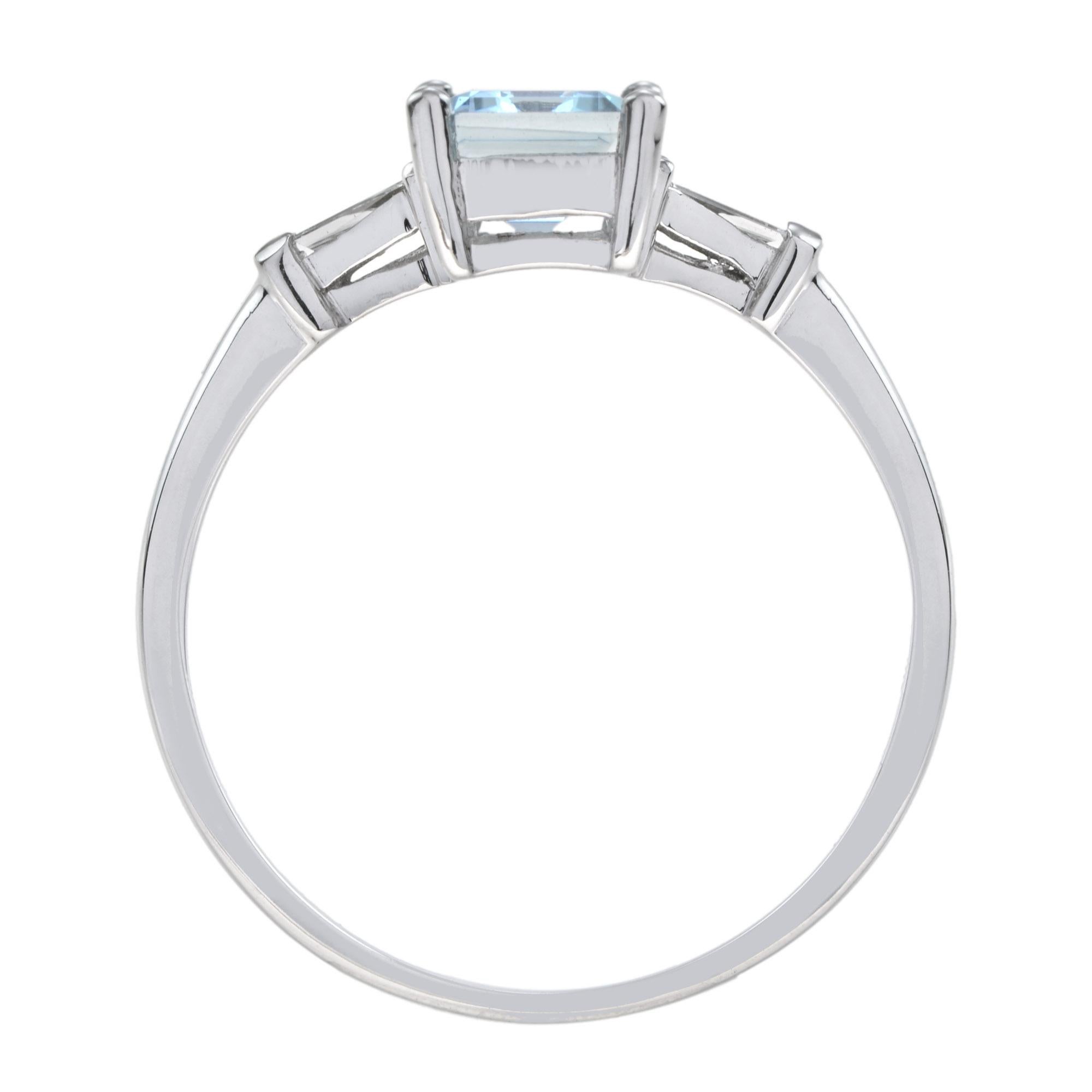 Anello di fidanzamento con acquamarina blu e diamante baguette solitario in oro bianco 14K In condizioni Nuovo in vendita a Oakton, VA