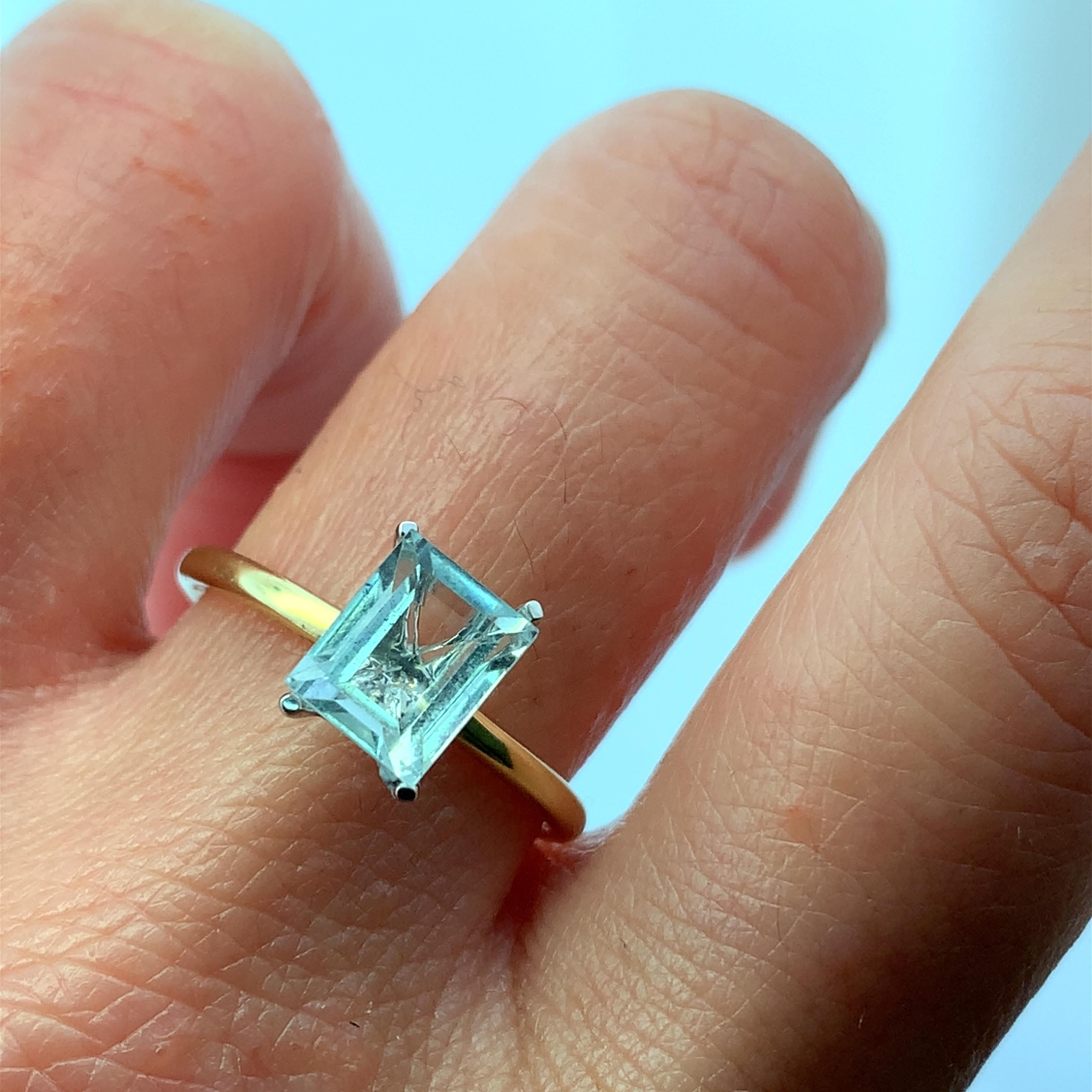 Découvrez la beauté intemporelle de cette élégante bague en aigue-marine bleue taille émeraude de 1,70ct. Dotée d'une superbe pierre d'aigue-marine de taille rectangulaire, elle rayonne d'une teinte bleue sereine qui capture l'essence de la