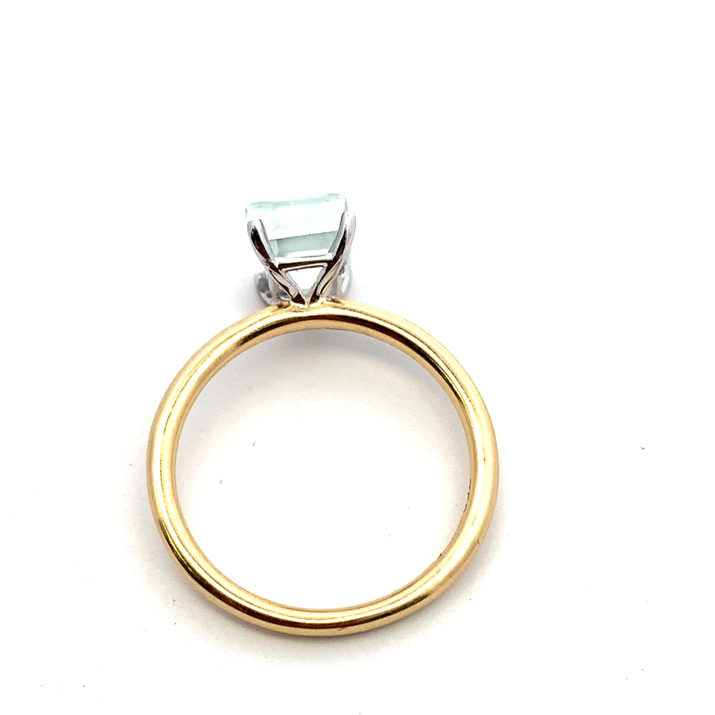 Bague de cocktail aigue-marine bleue taille émeraude en or jaune 18 carats Neuf - En vente à London, GB