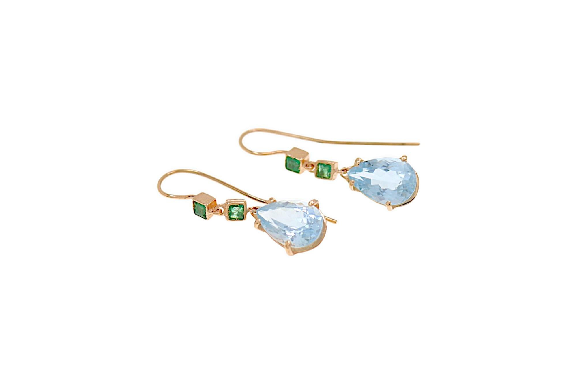 Eleganti orecchini realizzati con due gemme di acquamarina blu naturale e quattro smeraldi verdi naturali. Gli orecchini sono caratterizzati da un design aperto sul retro. Le due gemme di acquamarina con taglio a goccia hanno un peso totale di 7,40