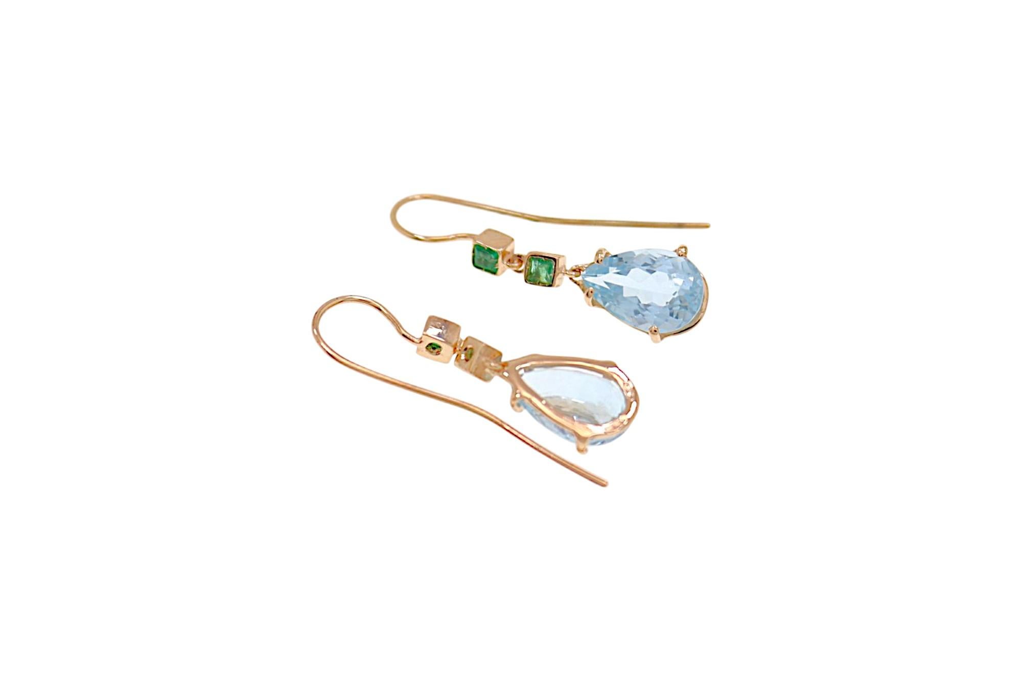 Contemporaneo Orecchini in oro rosa con acquamarina blu e smeraldi verdi Botta Gioielli in vendita