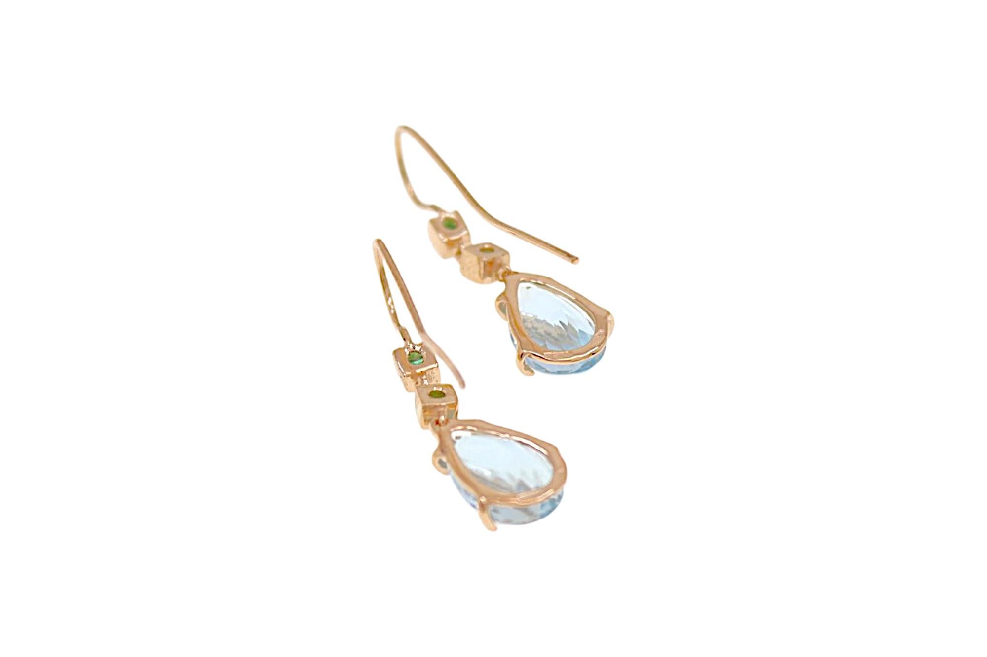 Taglio a goccia Orecchini in oro rosa con acquamarina blu e smeraldi verdi Botta Gioielli in vendita