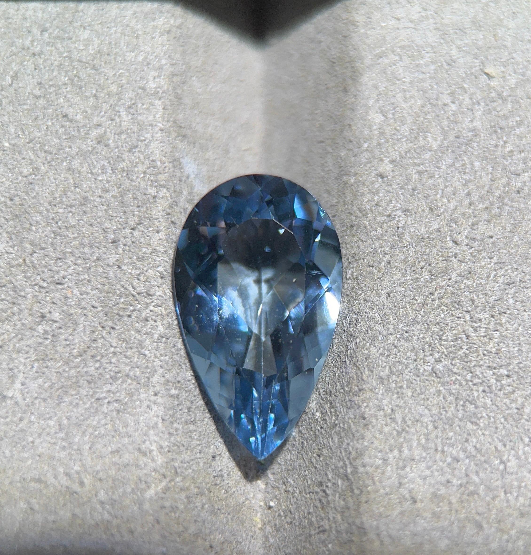 A loose aquamrine gem 
weight : 3.47 ct
vibrant  blue  colour and very sparkle
VVS clarity 
cushion cut 
a very clean sparkle natural aquamarine gemstone, perfect for a ring set