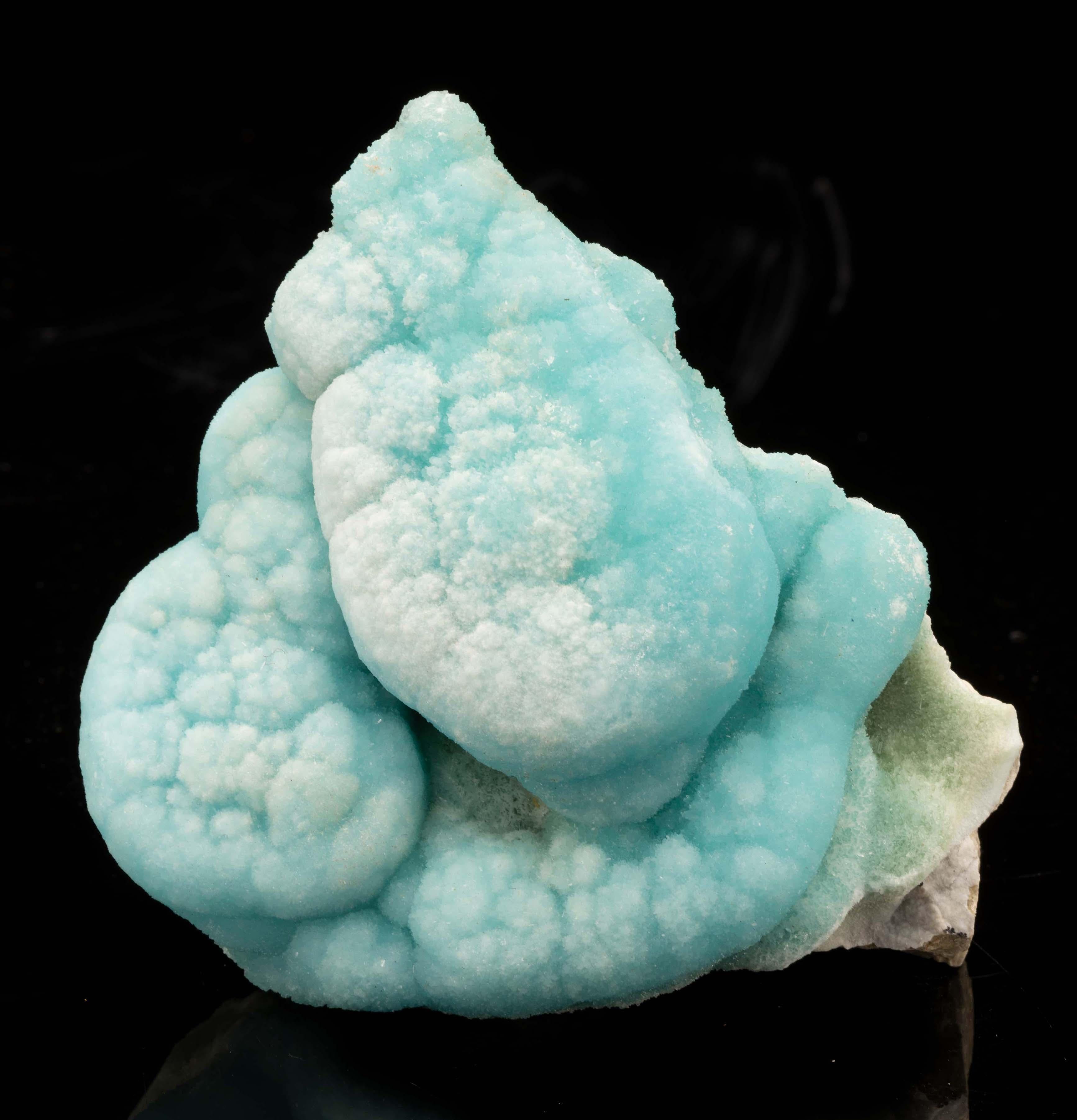 Dieser ruhig gefärbte blaugrüne Aragonit ist ein besonderer Fund für den anspruchsvollen Mineralienliebhaber. Die kristallisierte blaue Form des Kalziumkarbonat-Minerals ist sehr begehrt, und es ist ungewöhnlich, Stücke mit einem so starken Glanz