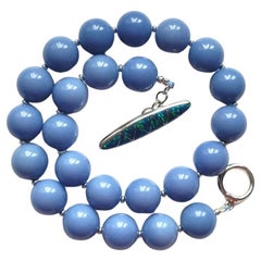 Collier d'aragonite bleue, scintillante dans le noir