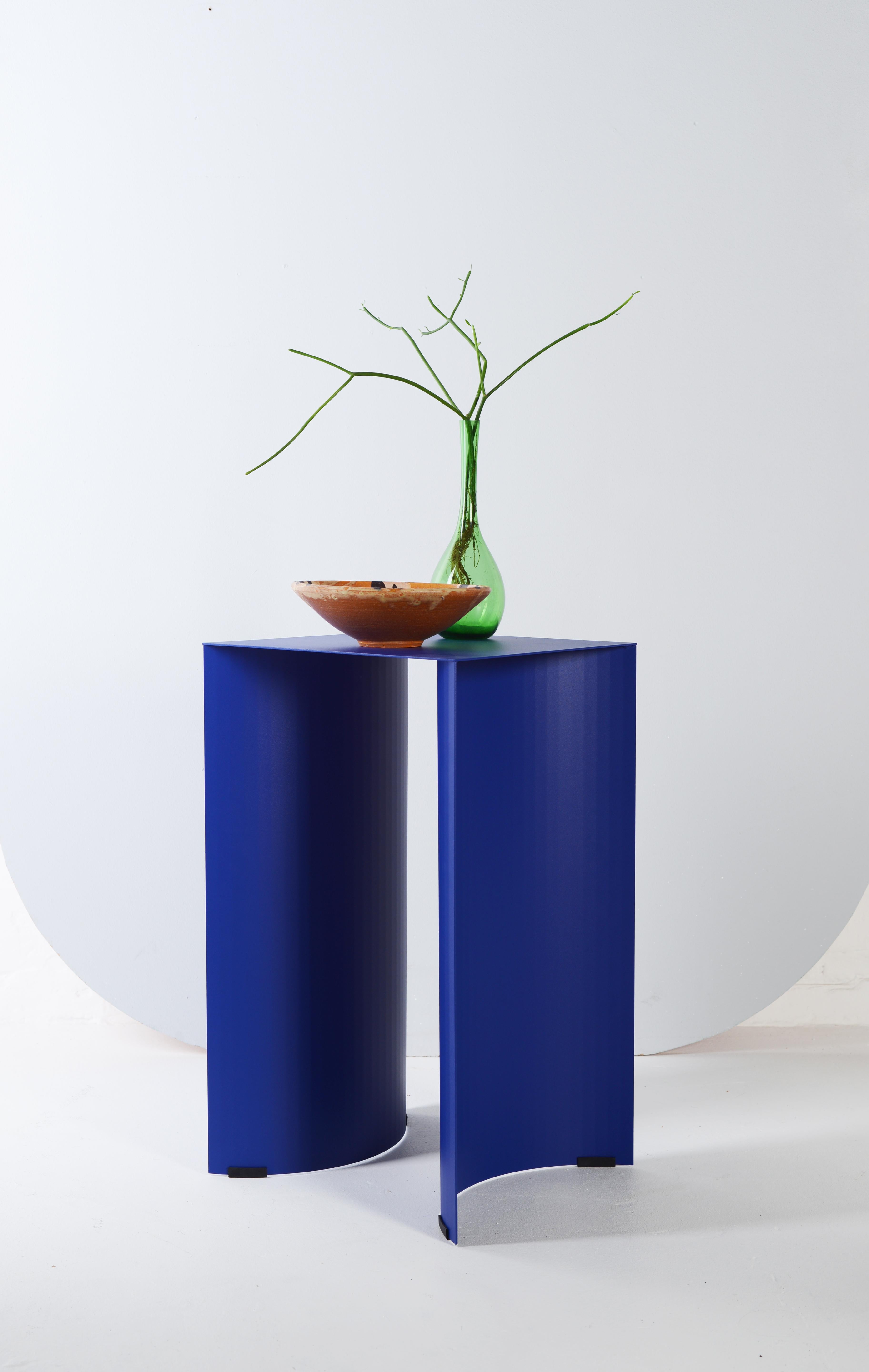 Blue Arc Table by OK Design/One
Dimensions : D 35 x L 35 x H 60 cm.
Matériaux : Métal peint par poudrage.

Disponible en noir, blanc ou bleu. Veuillez nous contacter.

Arc Table est une table d'appoint épurée et élégante qui ajoute une touche de