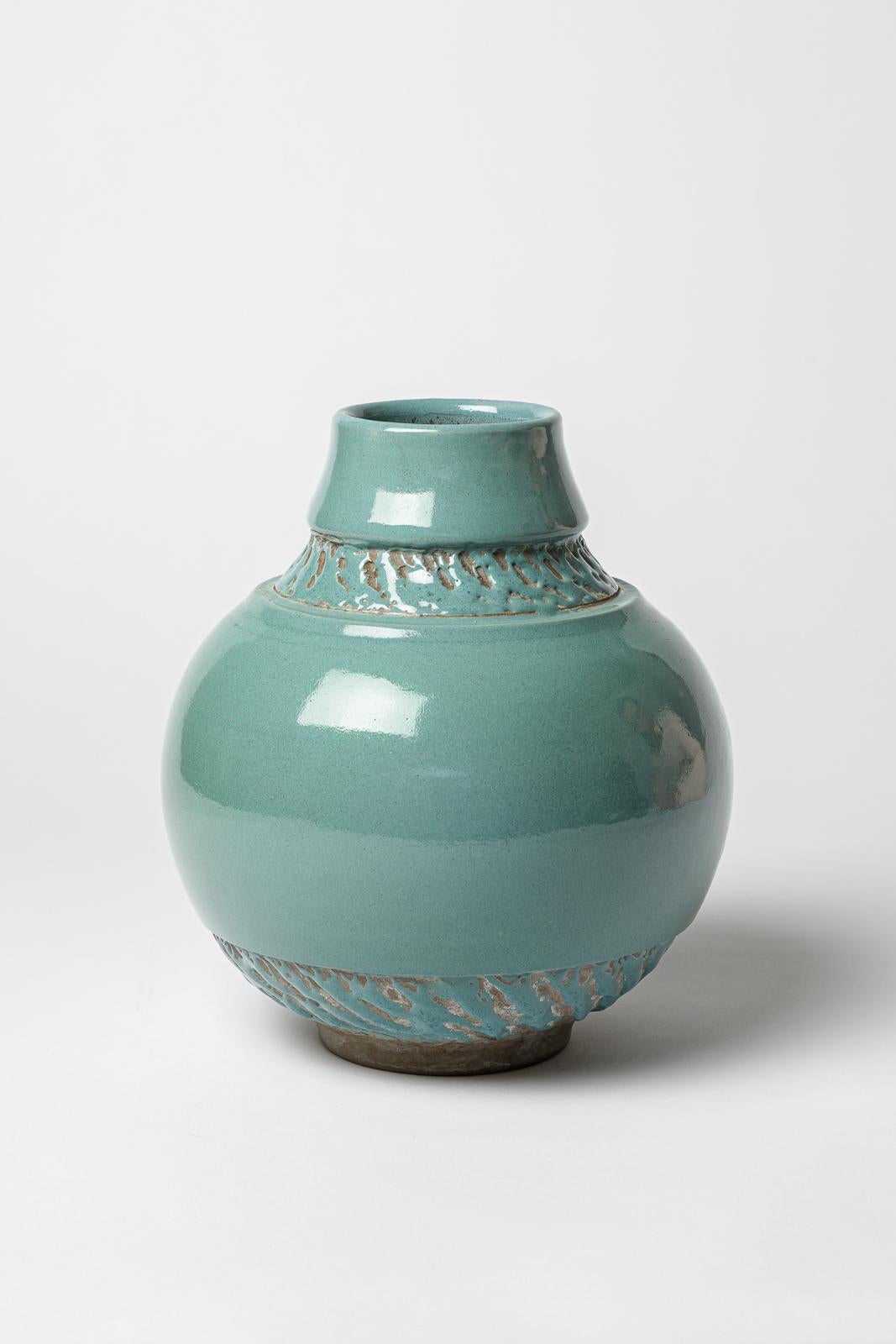 Attribué à Pol Chambost

Vase en céramique bleu design du 20e siècle

Condition originale parfaite.

signé MADE IN FRANCE 

Hauteur 23 cm
Grand 18 cm