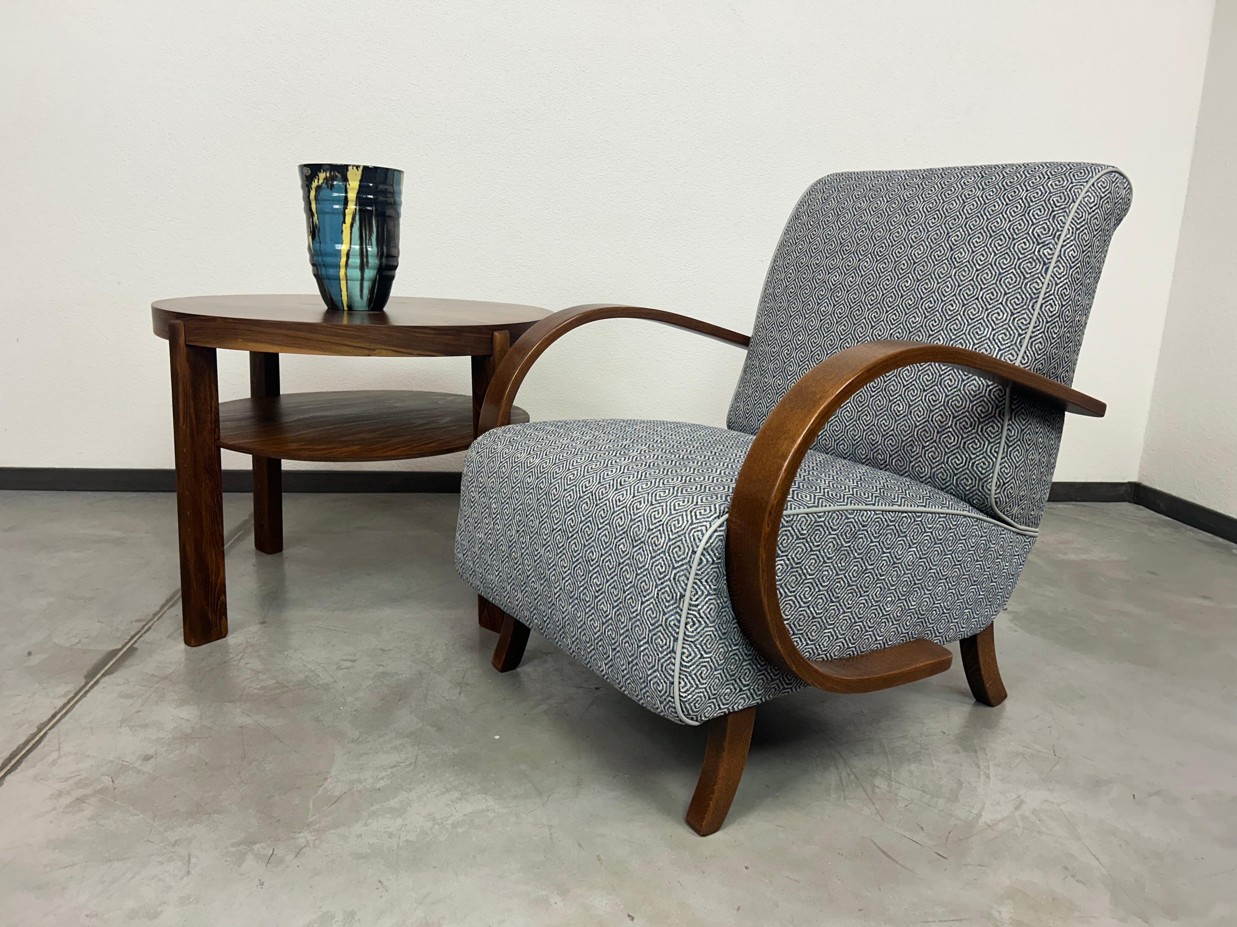 Poltrona art déco blu di Jindřich Halabala in un nuovo tessuto modernista. Colorato e lucidato a regola d'arte.