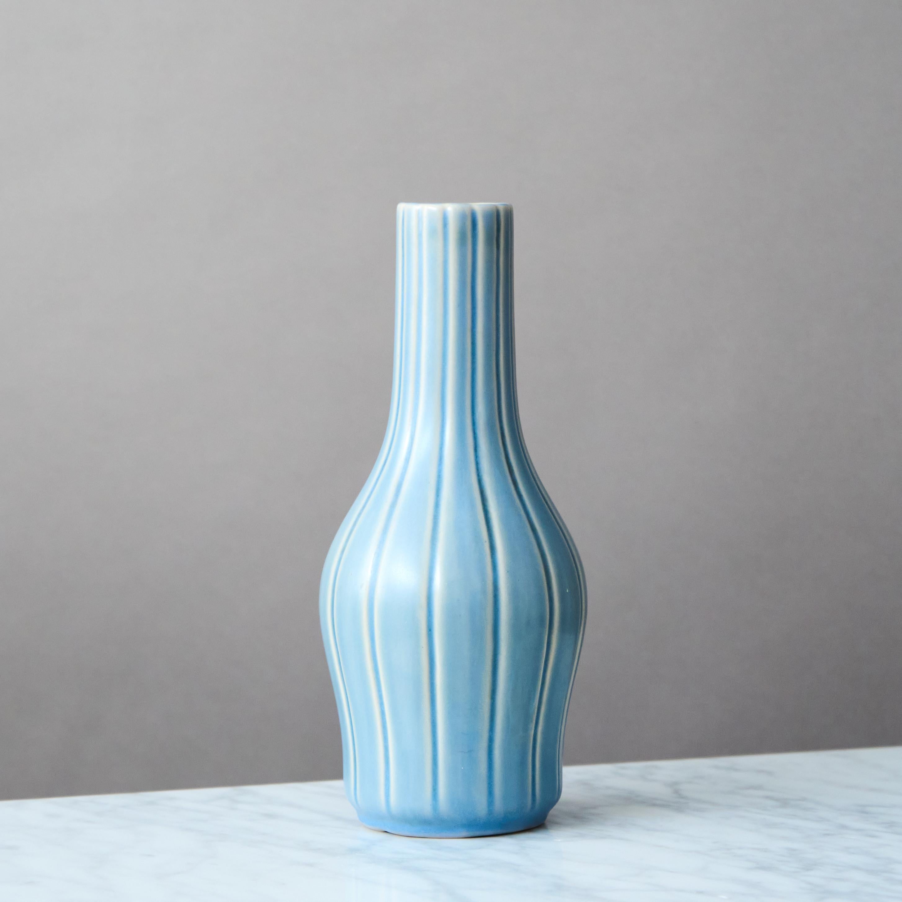 Eine schöne geriffelte Art Deco Vase mit erstaunlicher blauer Glasur. 
Entworfen von Ewald Dahlskog für Bo Fajans (Bobergs Fajansfabrik), Schweden, 1930er Jahre.

Toller Zustand. 
Eingedruckte Signatur 