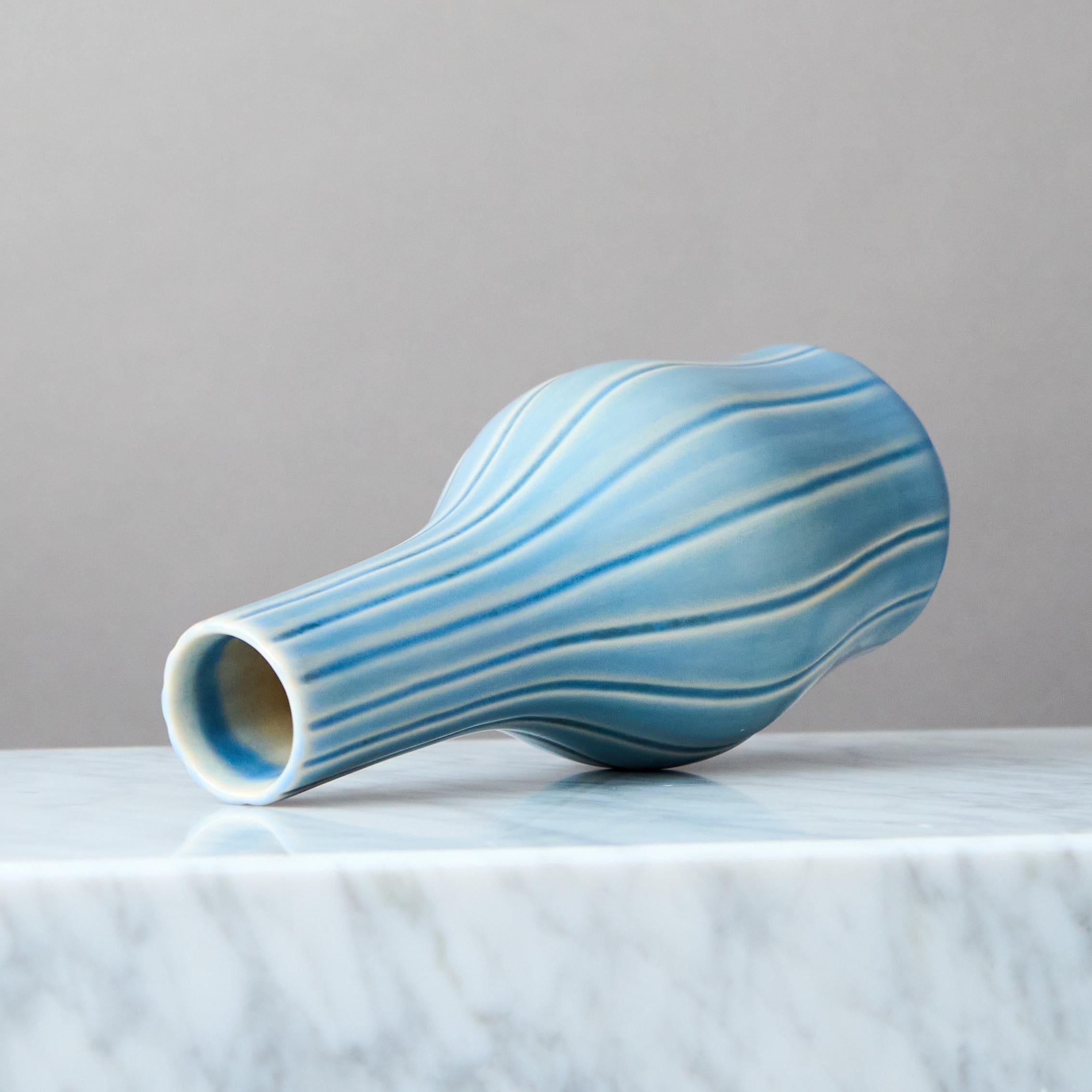 Blaue Art-Déco-Keramikvase von Ewald Dahlskog, Bo Fajans, Schweden, 1930er Jahre (Skandinavische Moderne) im Angebot