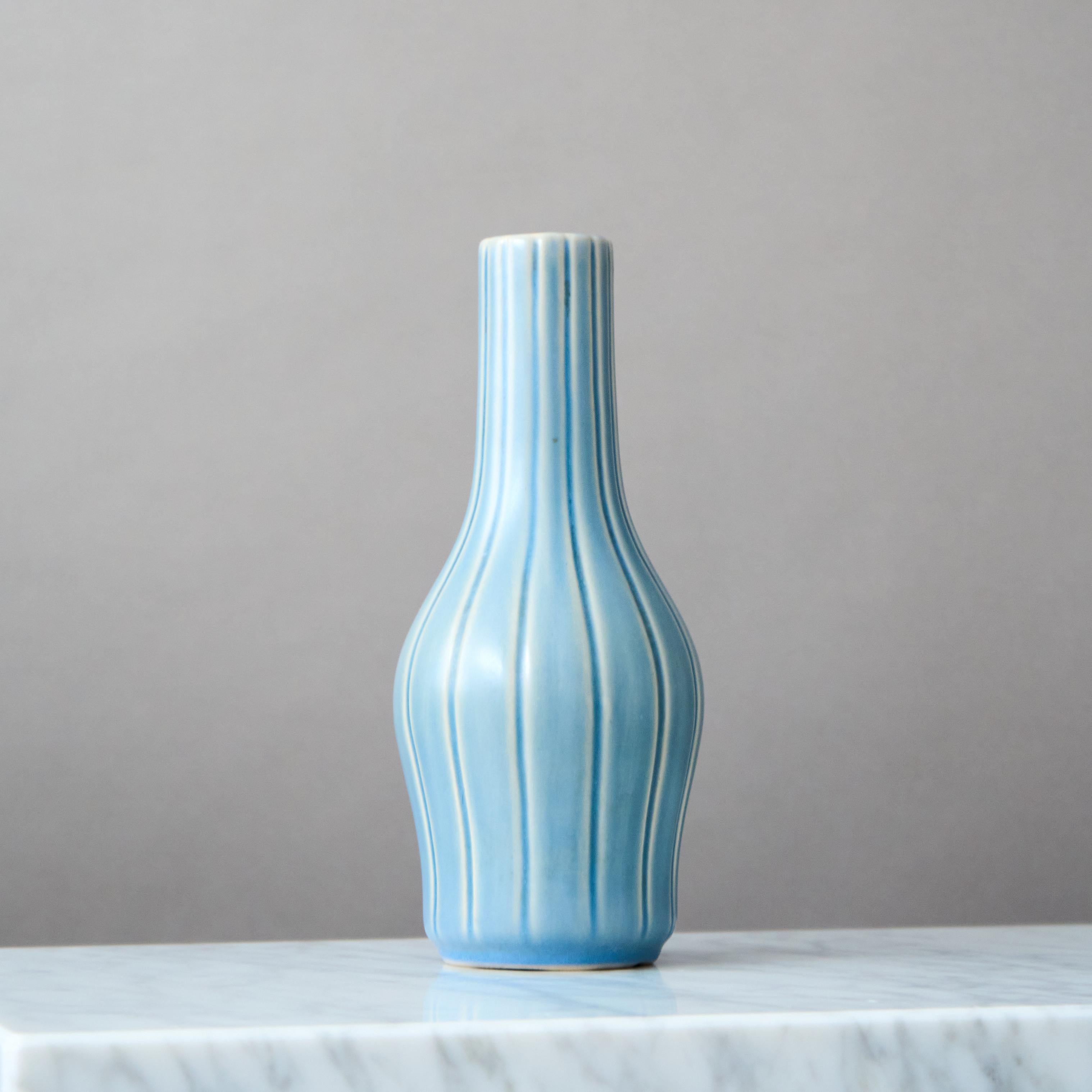Blaue Art-Déco-Keramikvase von Ewald Dahlskog, Bo Fajans, Schweden, 1930er Jahre (Schwedisch) im Angebot