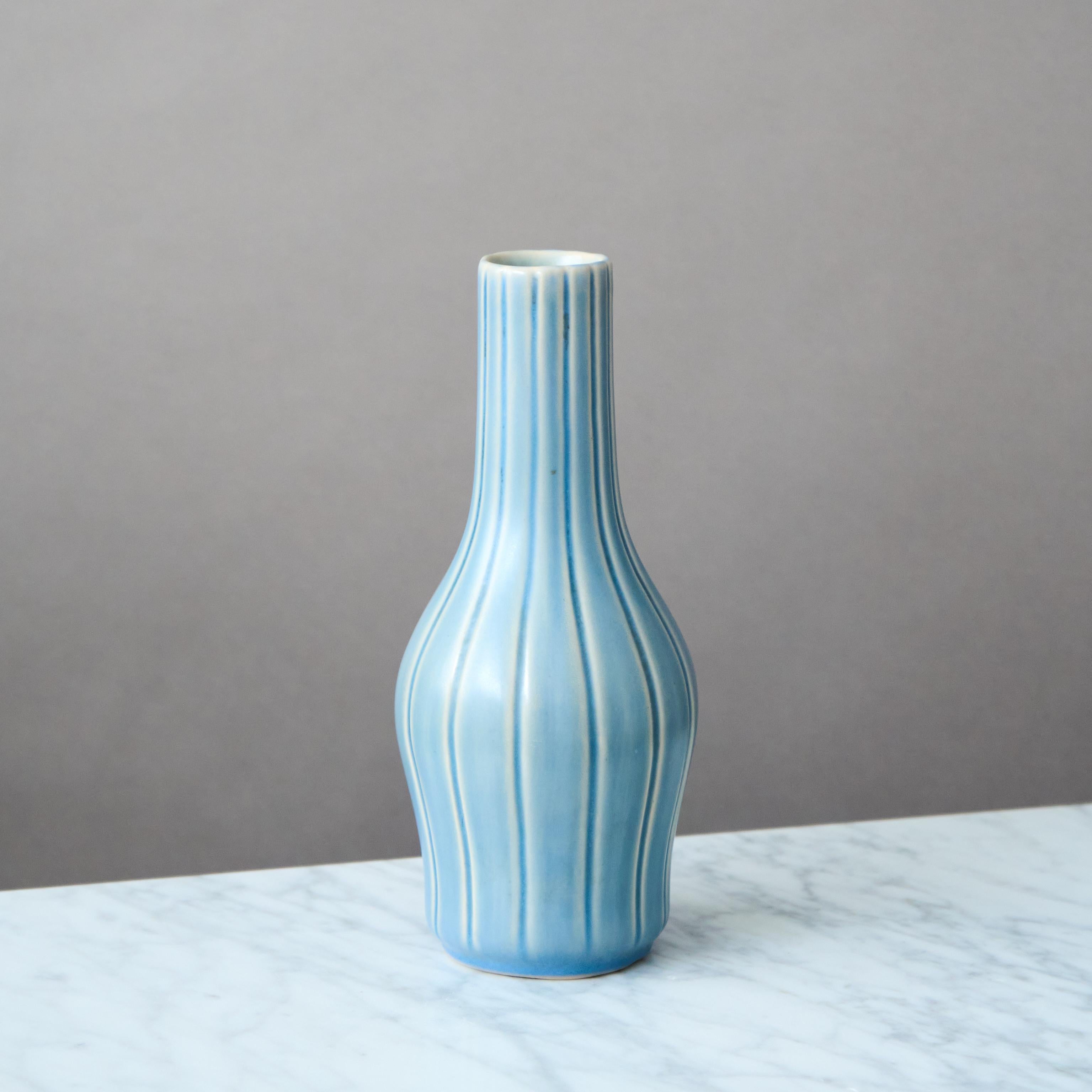 Blaue Art-Déco-Keramikvase von Ewald Dahlskog, Bo Fajans, Schweden, 1930er Jahre (Glasiert) im Angebot