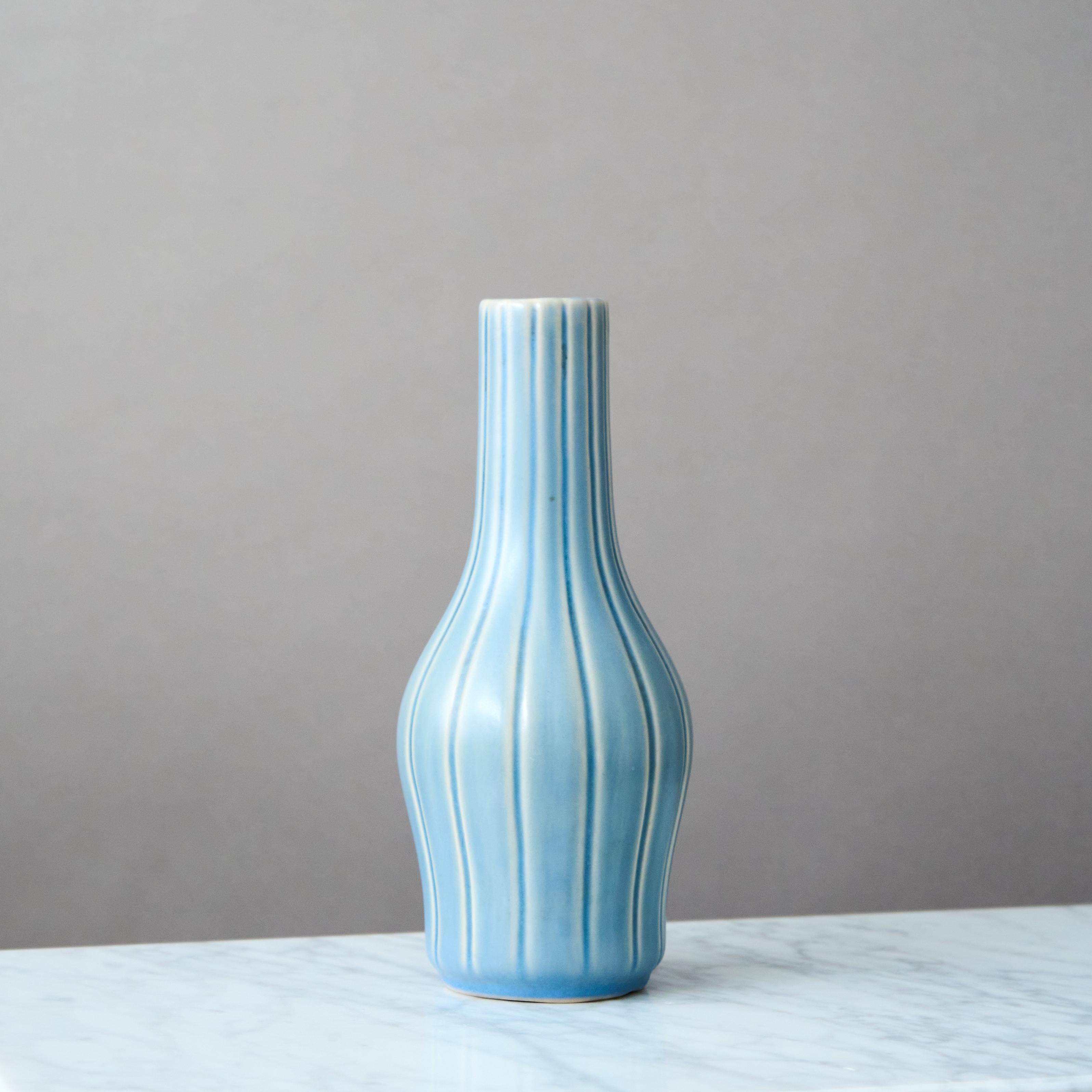Blaue Art-Déco-Keramikvase von Ewald Dahlskog, Bo Fajans, Schweden, 1930er Jahre im Zustand „Gut“ im Angebot in Malmö, SE