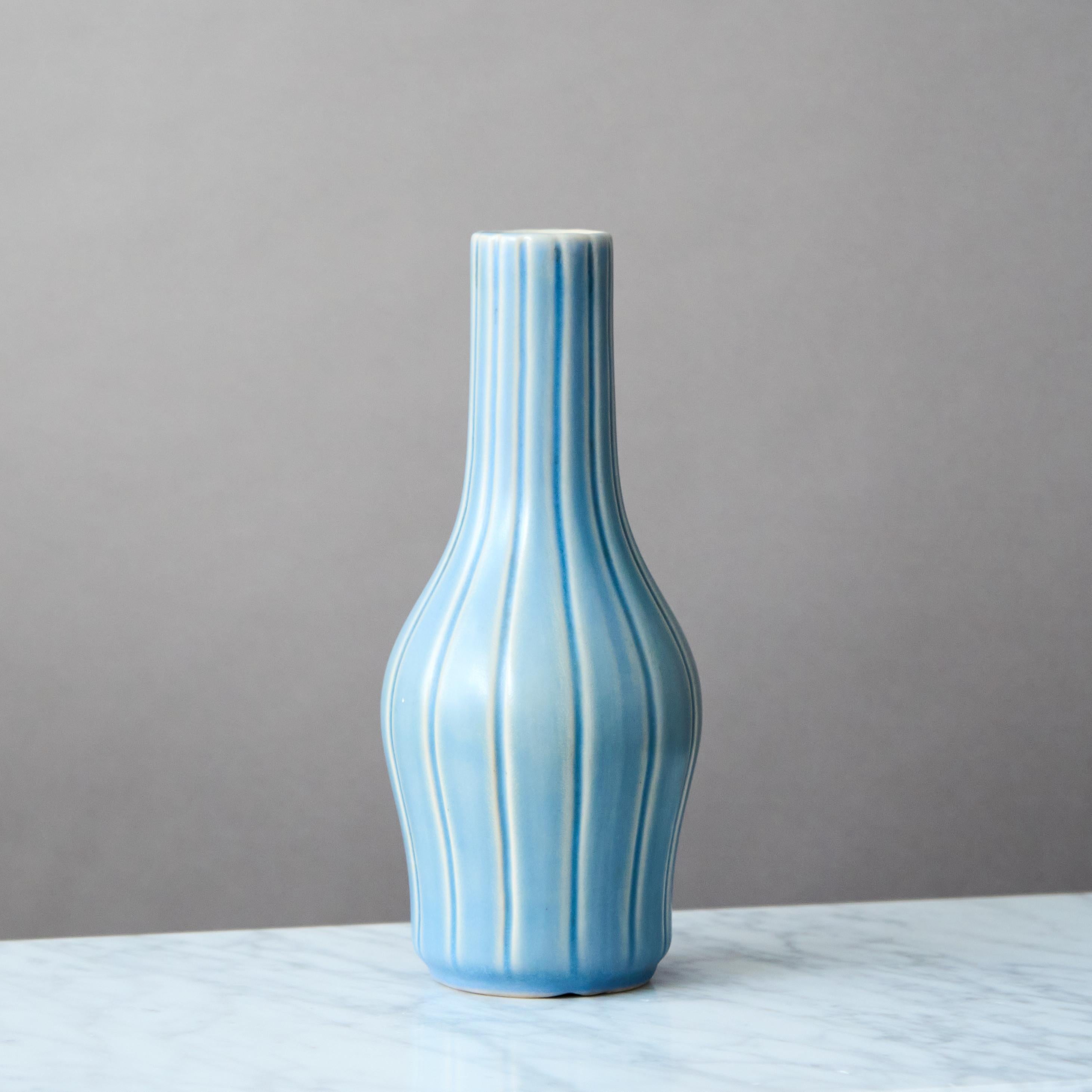 Blaue Art-Déco-Keramikvase von Ewald Dahlskog, Bo Fajans, Schweden, 1930er Jahre (20. Jahrhundert) im Angebot