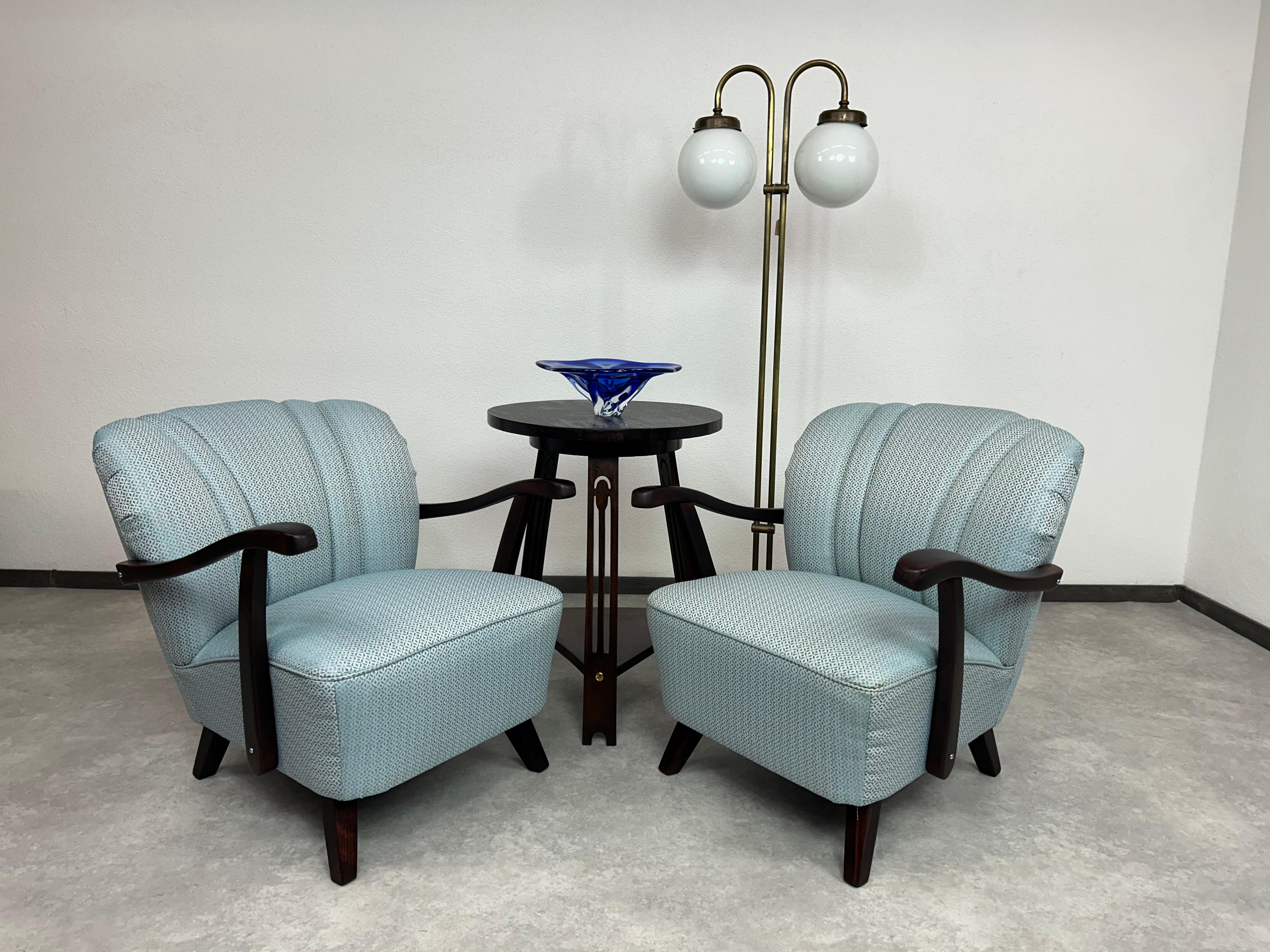 Fauteuils club art déco bleus. Teinté et repoli par des professionnels.