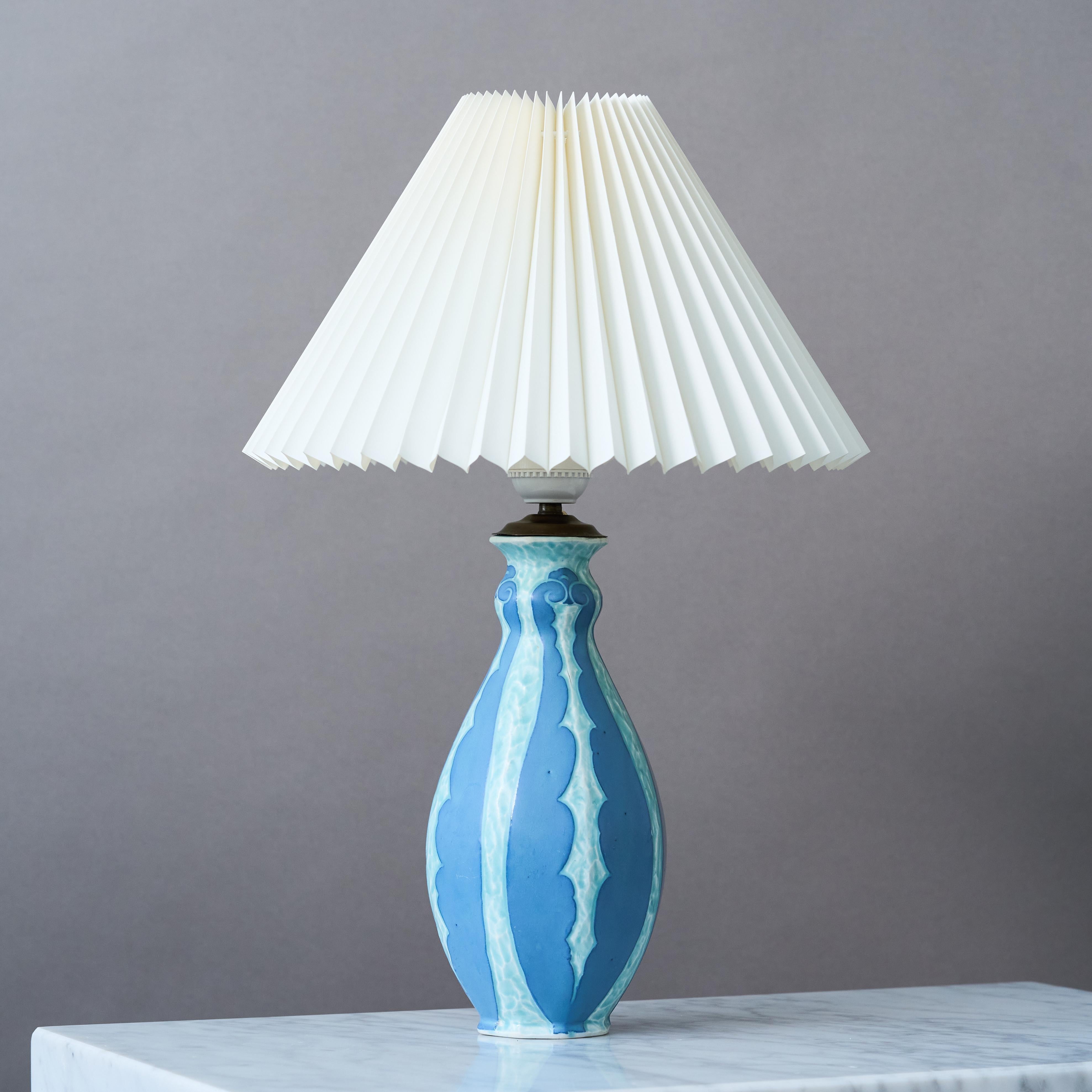 A beautiful art deco stoneware table lamp with amazing glaze.
Made by Josef Ekberg for Gustavsberg, Sweden, 1920.

Great original condition. This is a vase made into a lamp.
Signed 'JE', 'Gustavsberg' and '1920'.

Sold without lampshade.

Dimensions