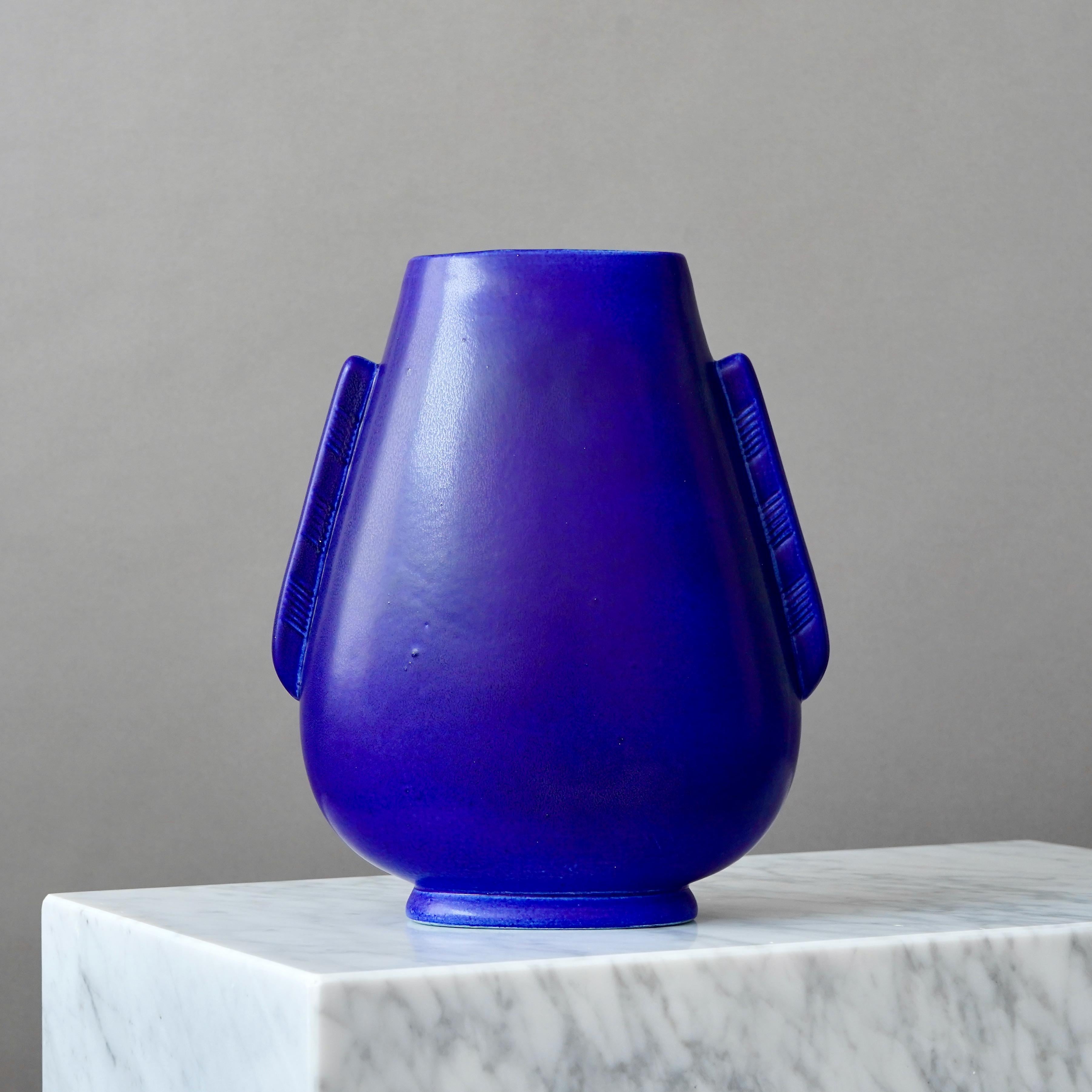 Un bellissimo vaso in gres art déco / Swedish grace con un'incredibile smaltatura blu a pelo di lepre.
Disegnato da Gunnar Nylund per Rörstrand, Svezia, anni '1940.

Buone condizioni. Una scheggiatura sulla parte interna del bordo del piede, dovuta