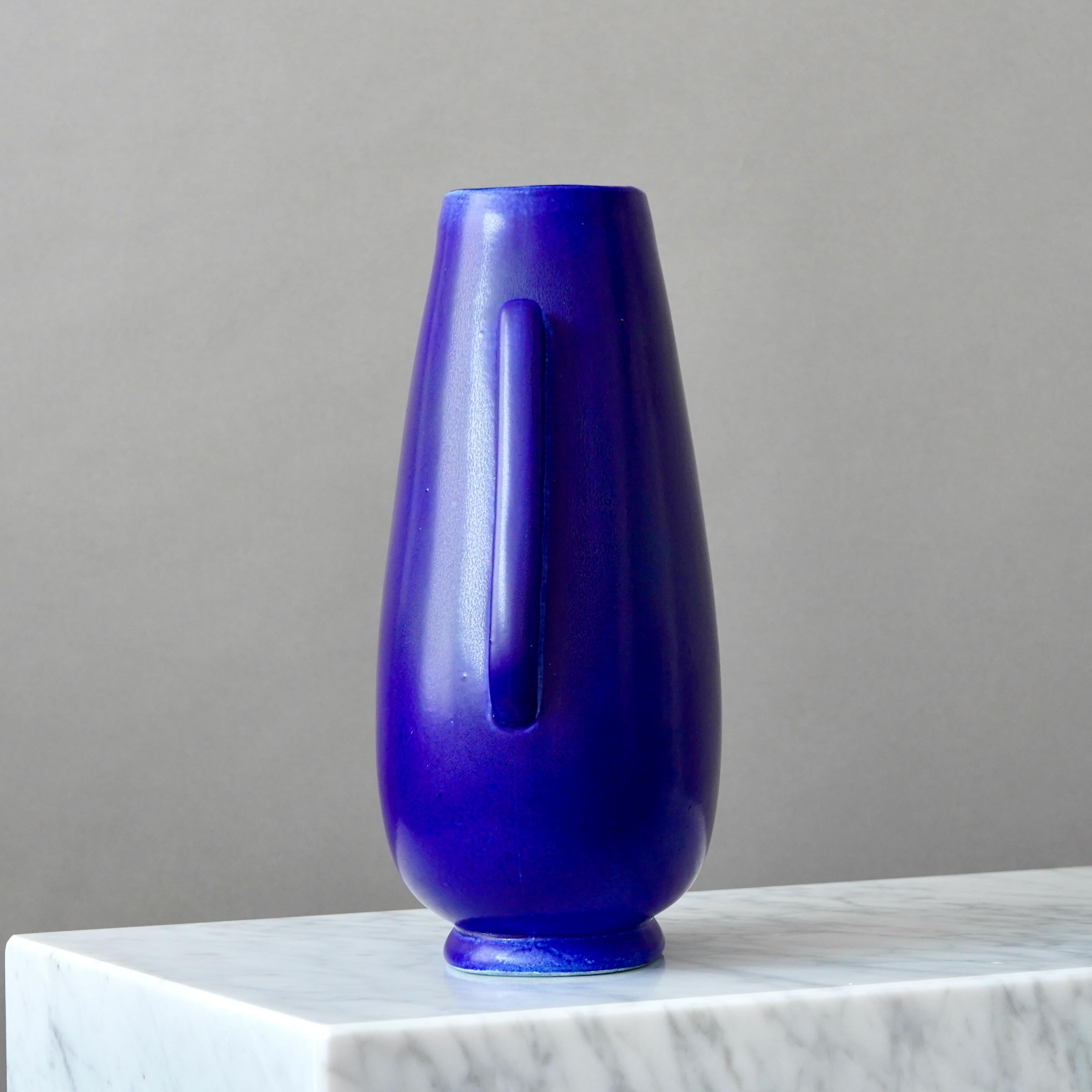 Svedese Vaso in gres blu Art Deco di Gunnar Nylund per Rorstrand, Svezia, anni '40. in vendita