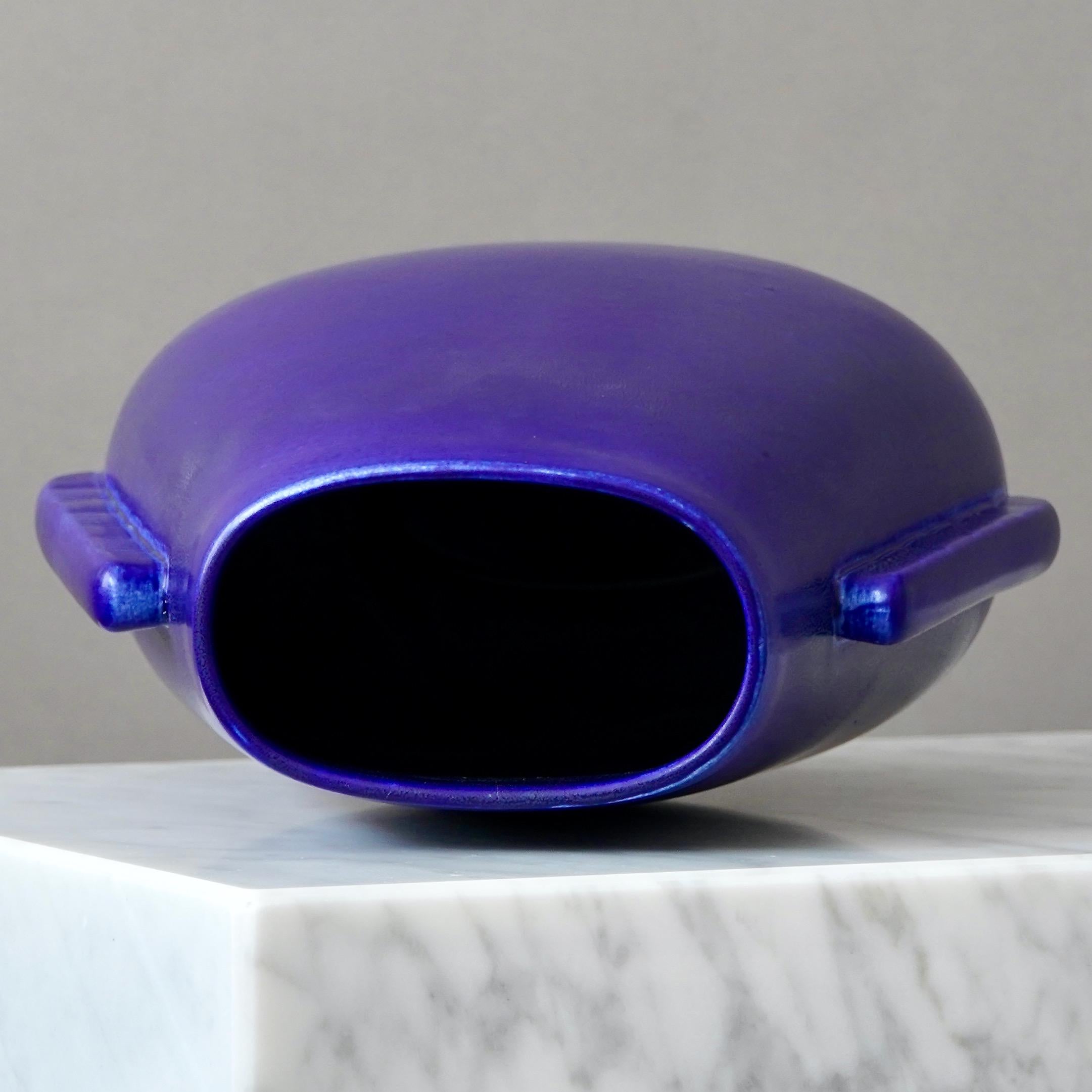Smaltato Vaso in gres blu Art Deco di Gunnar Nylund per Rorstrand, Svezia, anni '40. in vendita