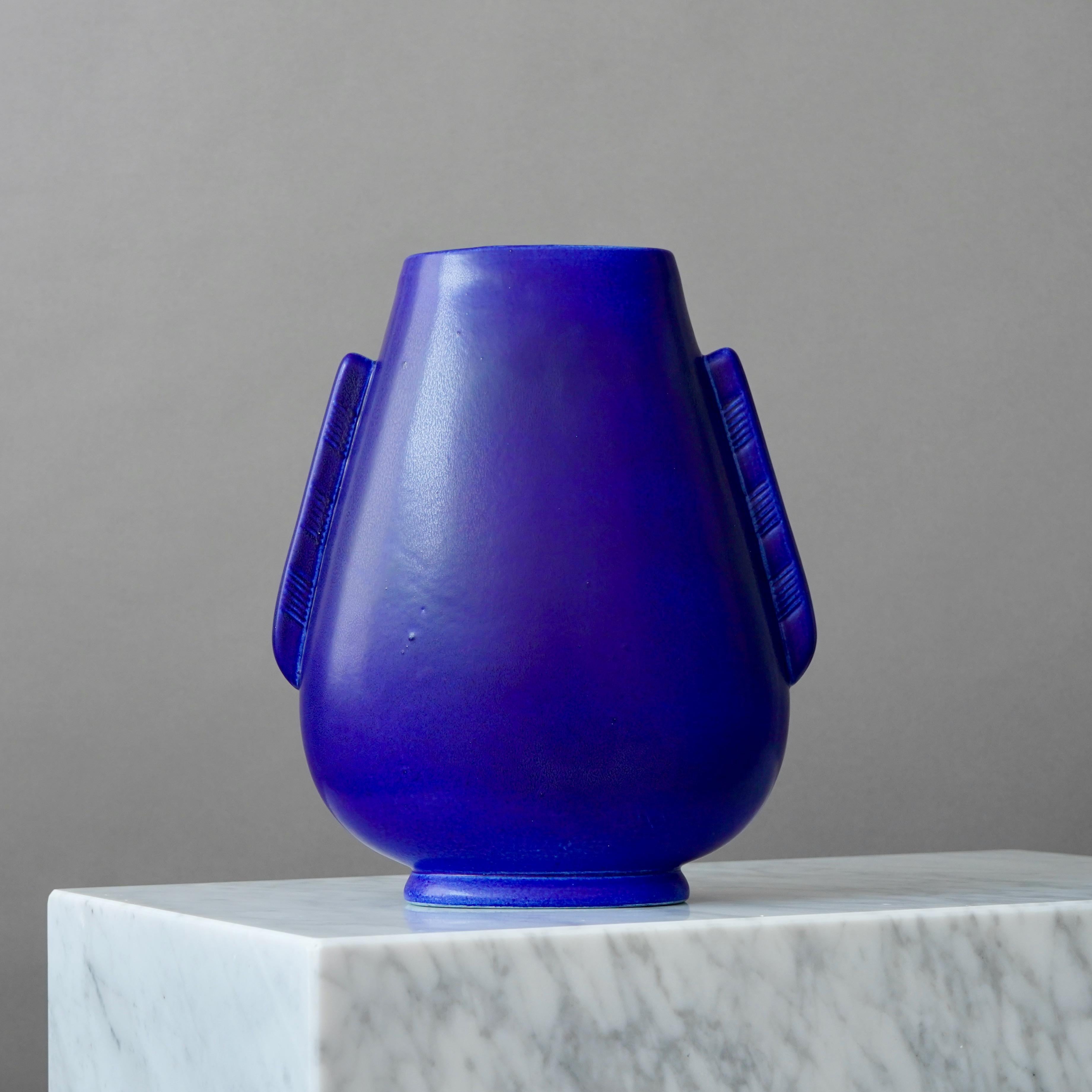 XX secolo Vaso in gres blu Art Deco di Gunnar Nylund per Rorstrand, Svezia, anni '40. in vendita