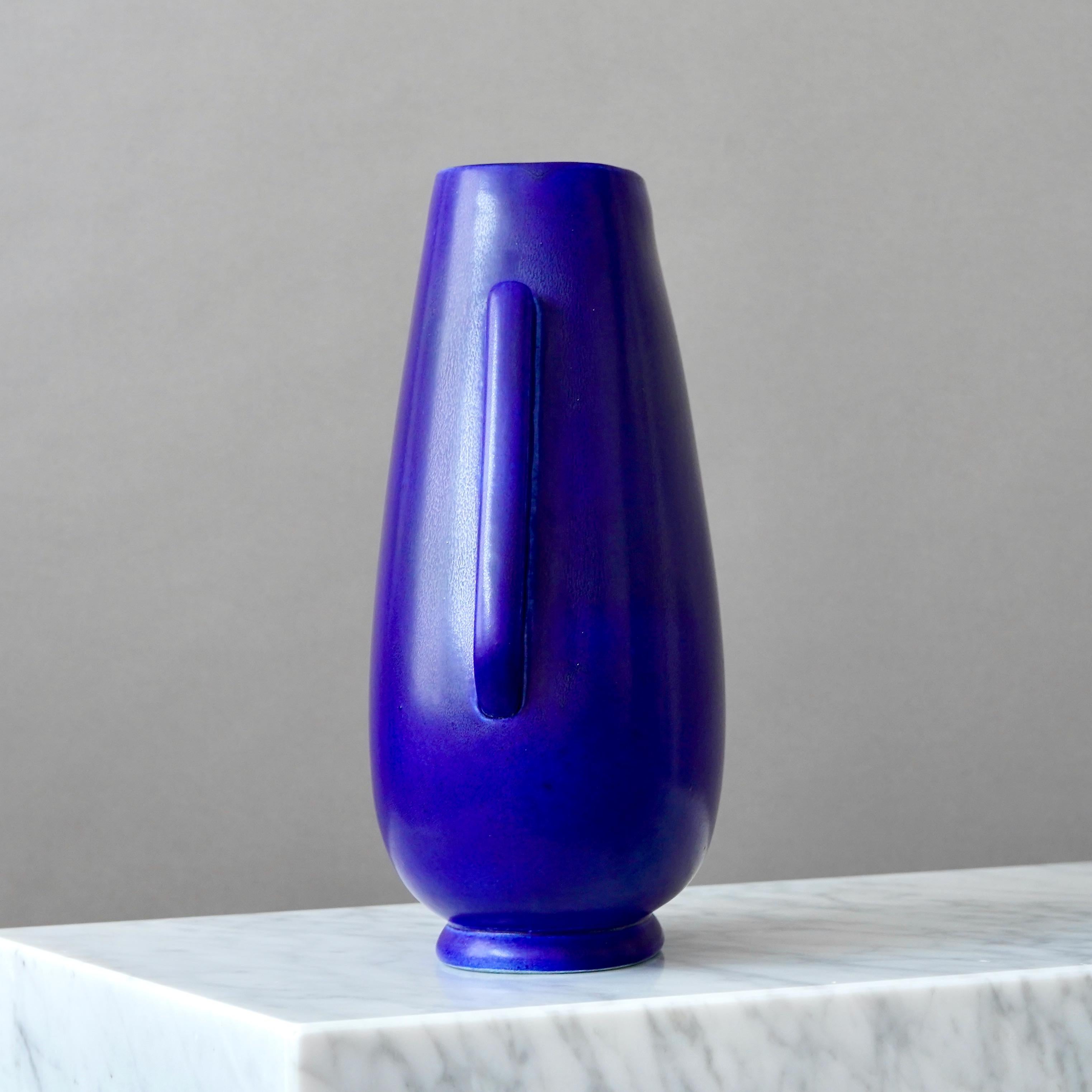 Ceramica Vaso in gres blu Art Deco di Gunnar Nylund per Rorstrand, Svezia, anni '40. in vendita