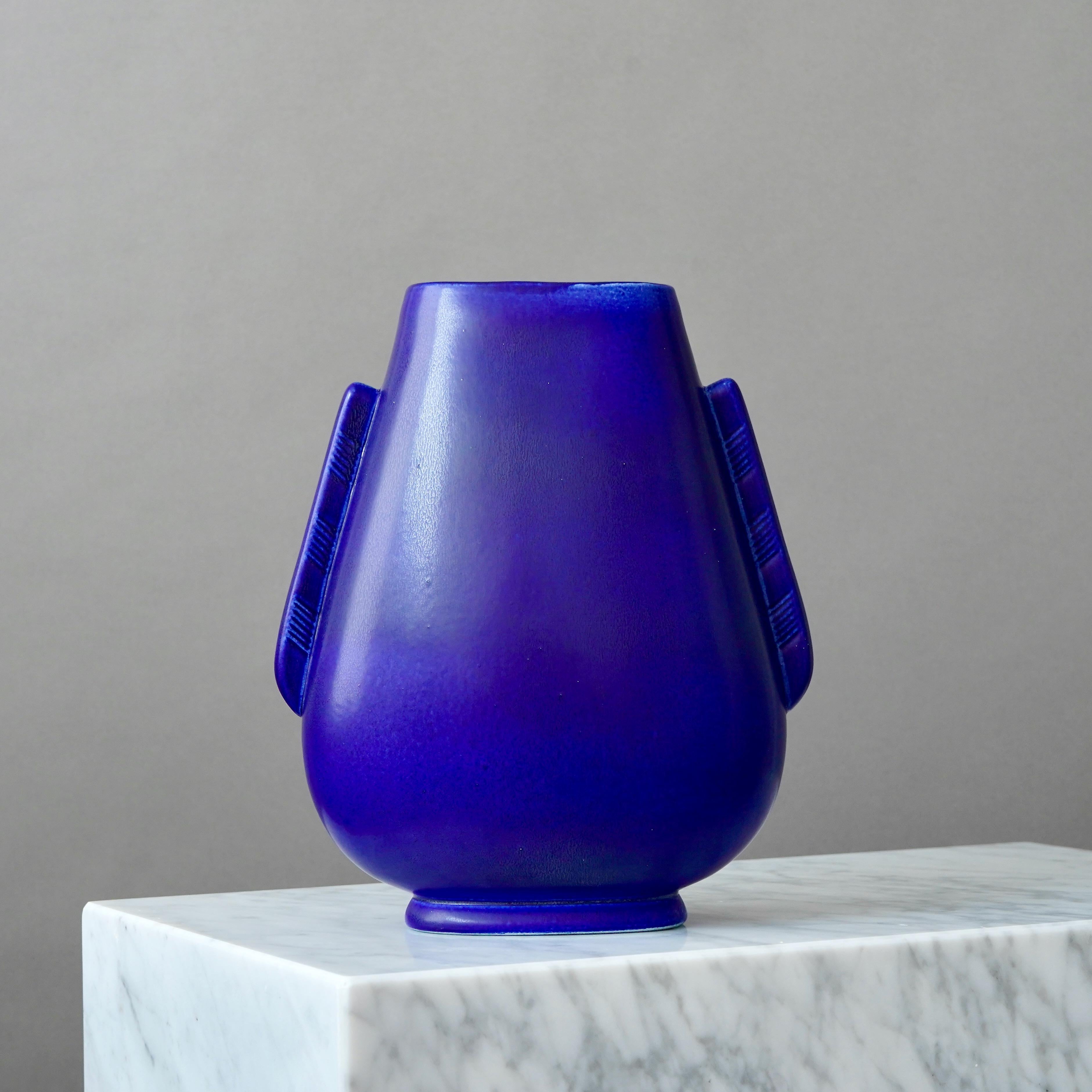 Vaso in gres blu Art Deco di Gunnar Nylund per Rorstrand, Svezia, anni '40. in vendita 1