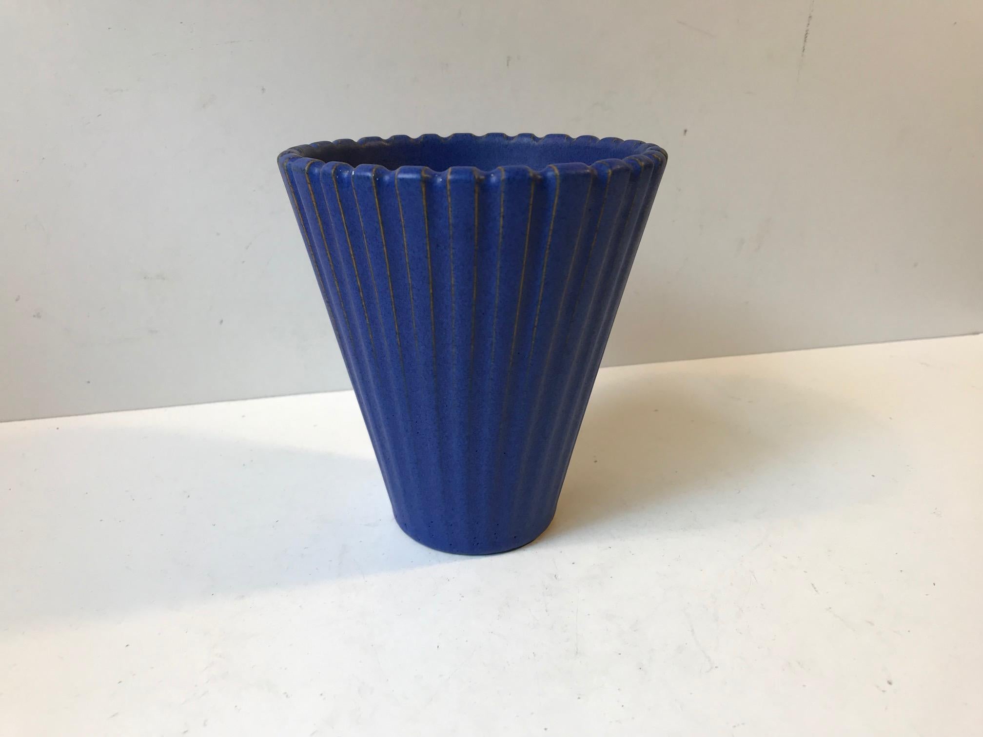 Milieu du XXe siècle Vase en poterie bleu de style Art Déco par Einar Johansen, années 1960 en vente