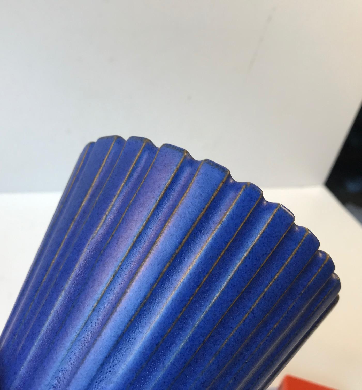 Vaso in ceramica blu in stile Art Déco di Einar Johansen, anni '60 in vendita 1