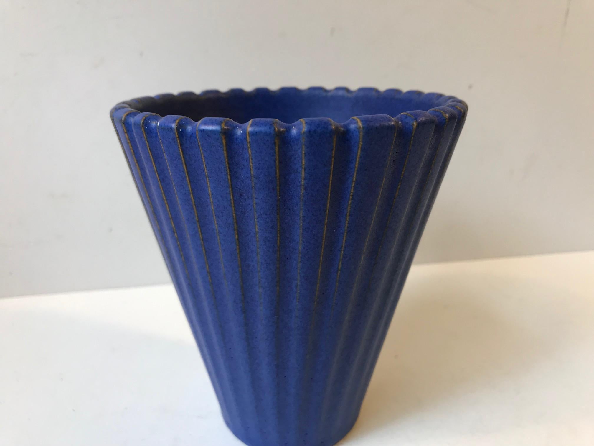 Vaso in ceramica blu in stile Art Déco di Einar Johansen, anni '60 in vendita 2