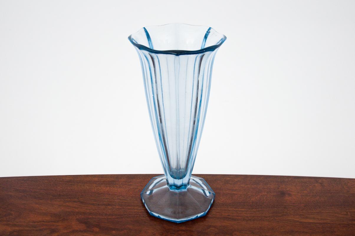 Vase Art Déco bleu.

Très bon état

Mesures : hauteur 31cm, diamètre 15cm.