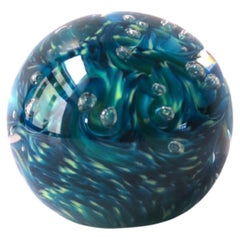 Objet décoratif en forme de sphère de boule en verre d'art bleu signé