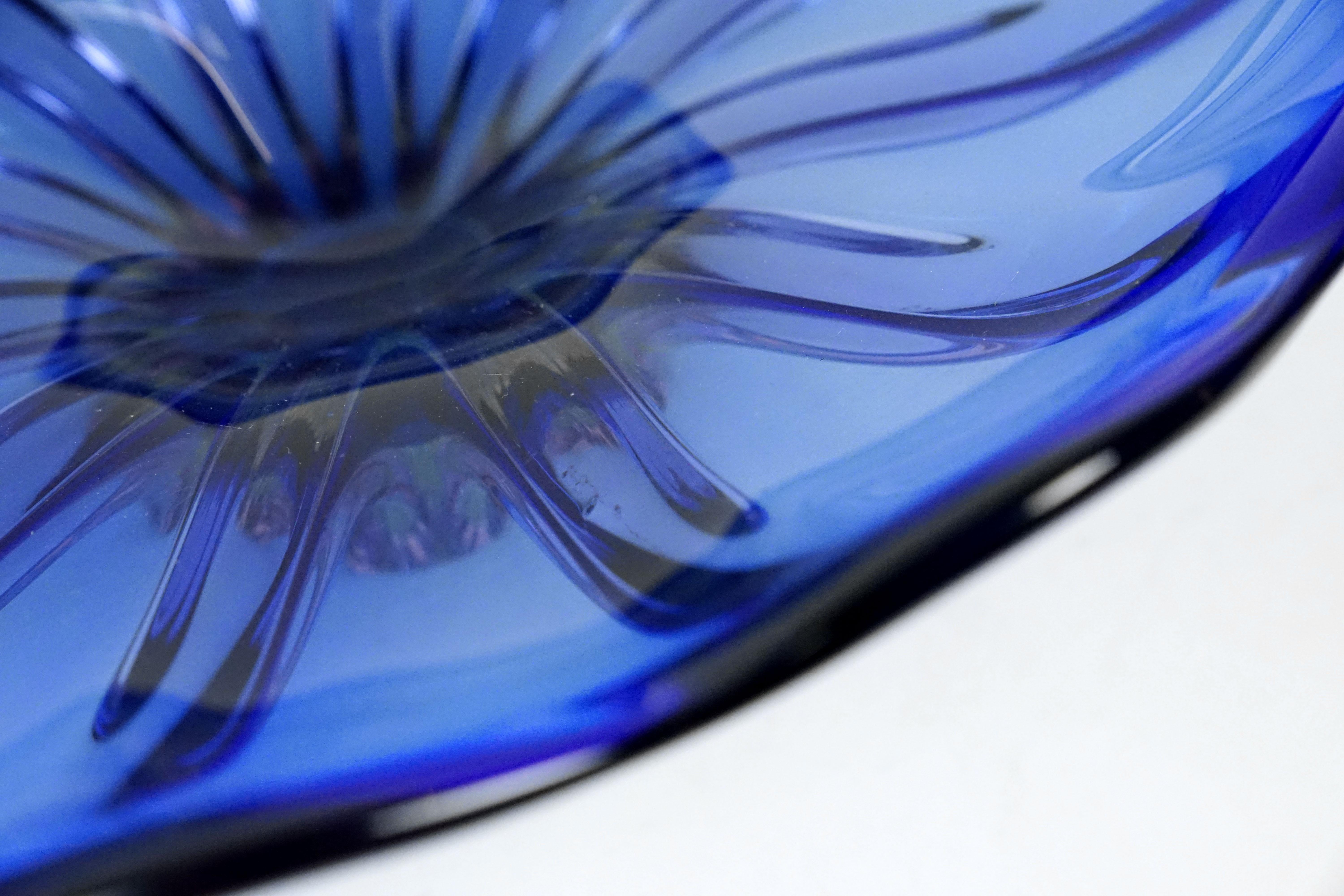 Blue Art Glass Bowl by Josef Hospodka for Chribska Glassmakers, 1960s In Good Condition For Sale In Vienna, Austria
