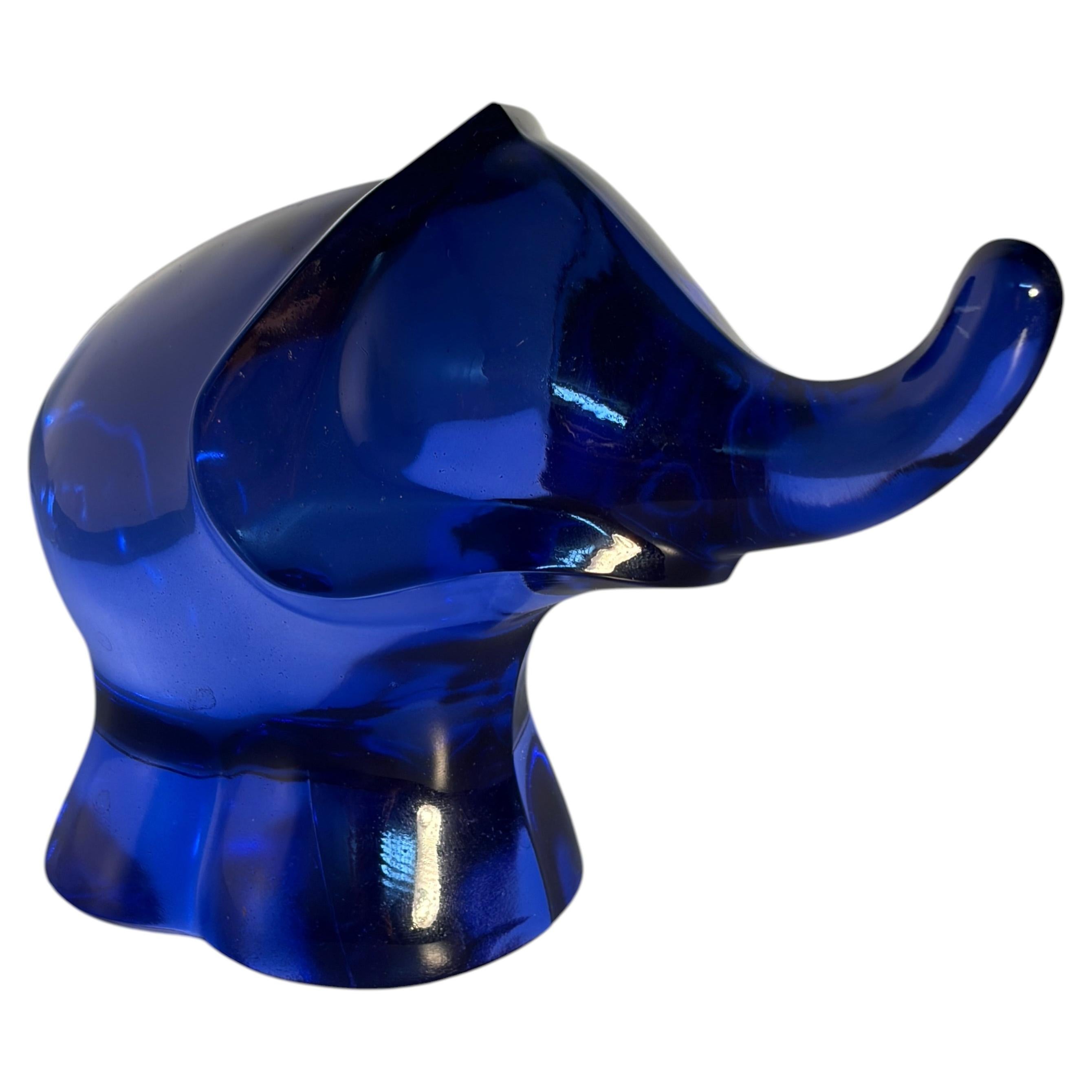 Blue Art Glass Elephant Sculpture with Raised Trunk Decoration in vendita